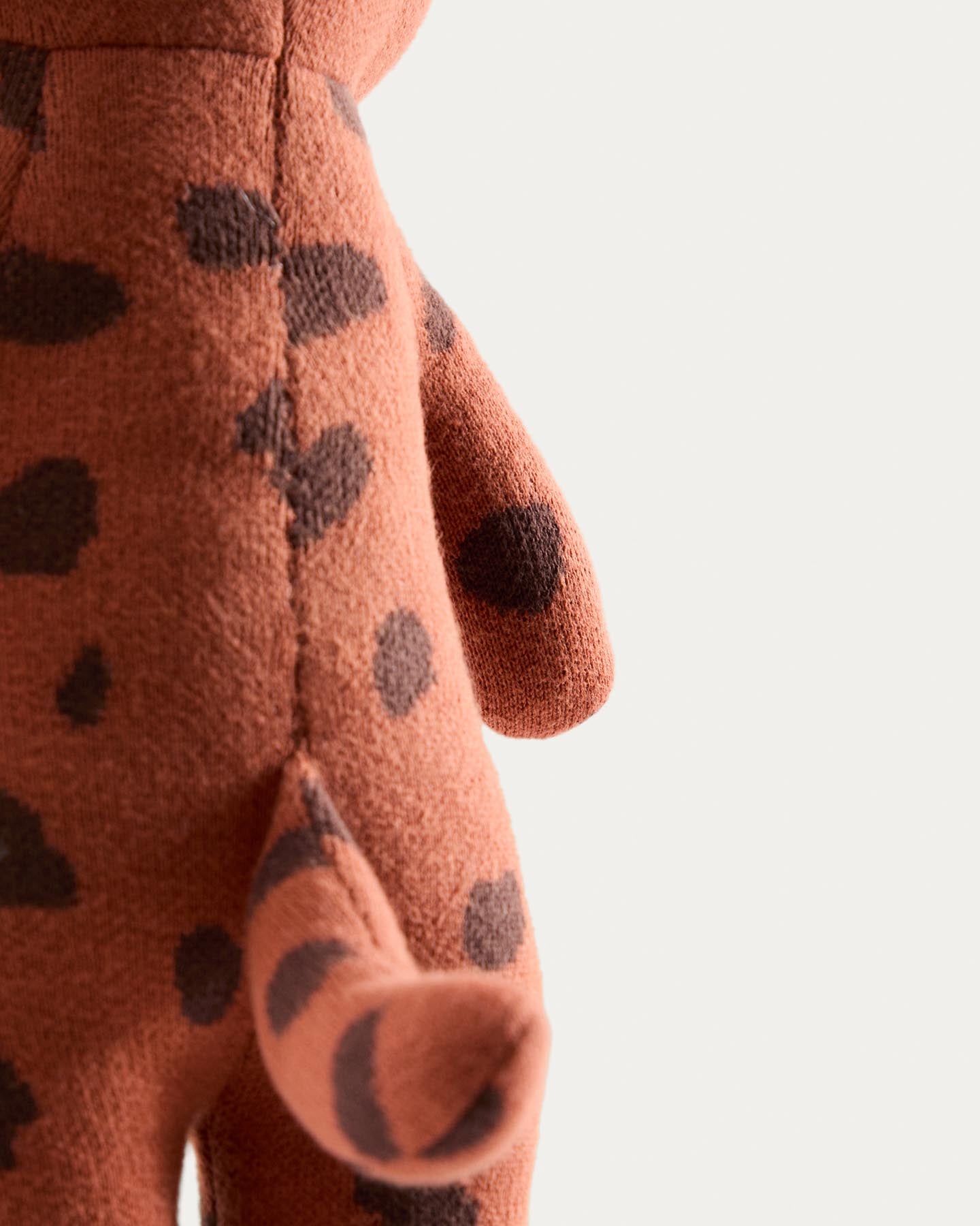 Kuschelgepard Tandani aus orangem Strick in Orange präsentiert im Onlineshop von KAQTU Design AG. Spielzeug ist von Kave Home
