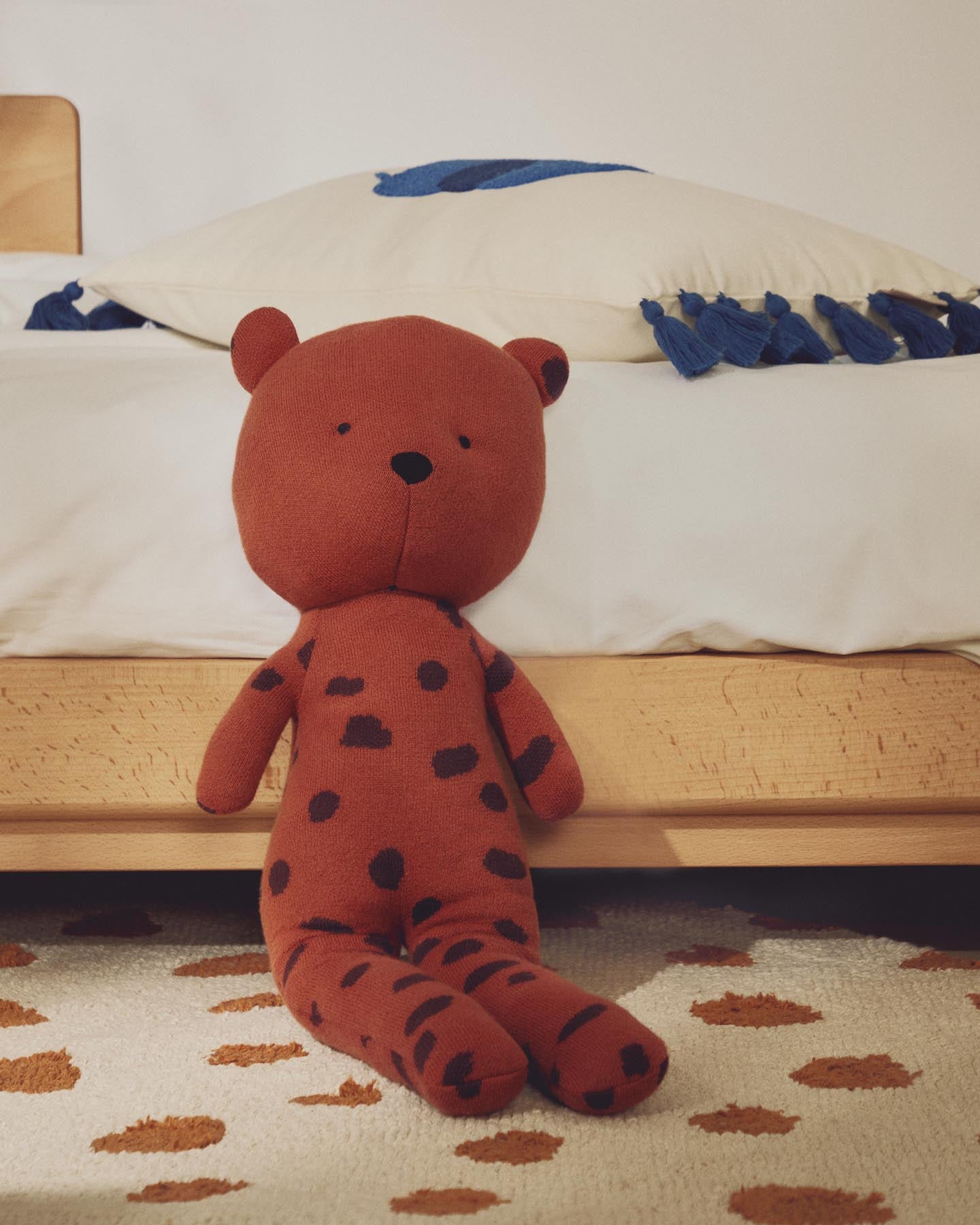 Kuschelgepard Tandani aus orangem Strick in Orange präsentiert im Onlineshop von KAQTU Design AG. Spielzeug ist von Kave Home