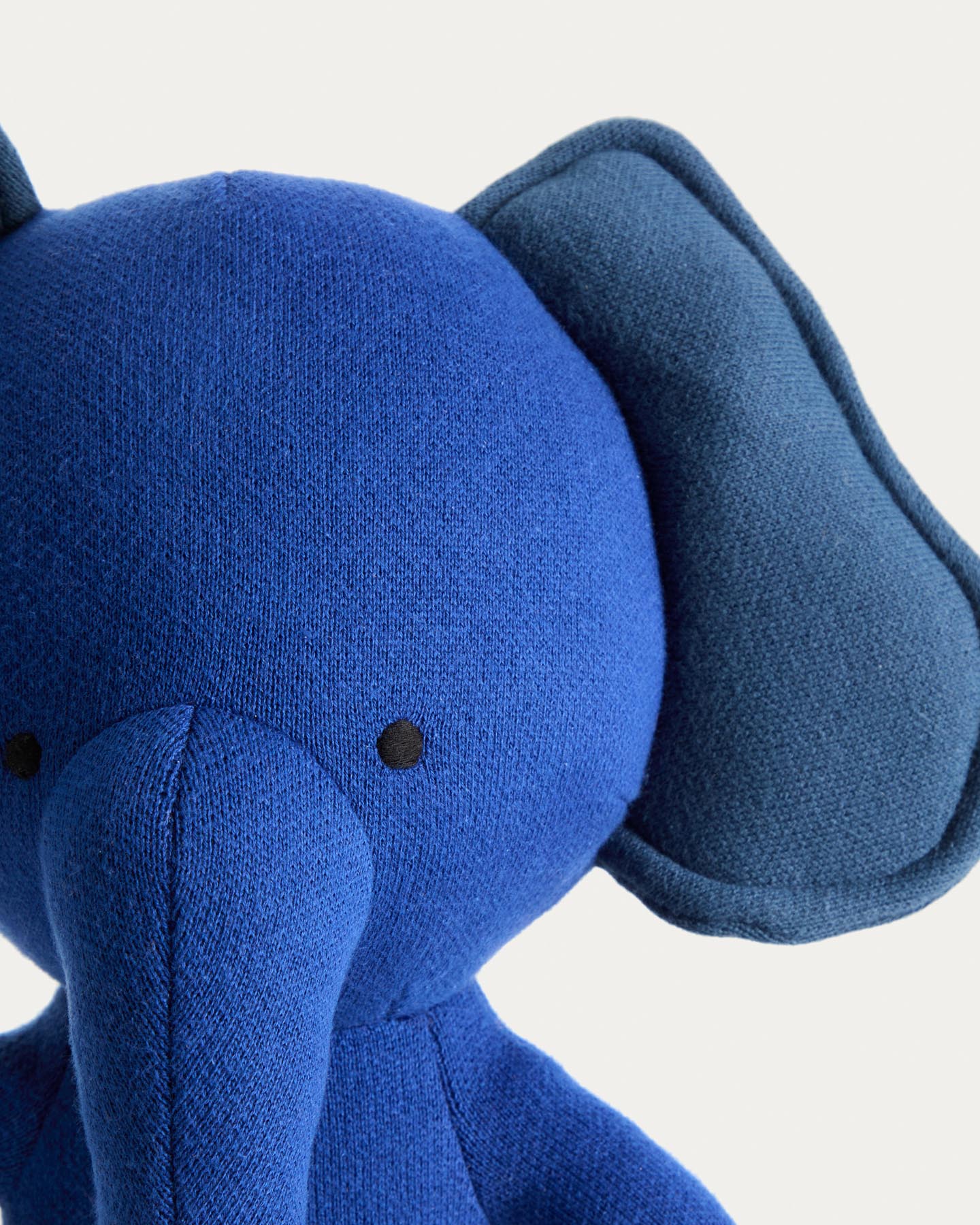 Kuschelelefant Tandani aus blauem Strick in Blau präsentiert im Onlineshop von KAQTU Design AG. Spielzeug ist von Kave Home