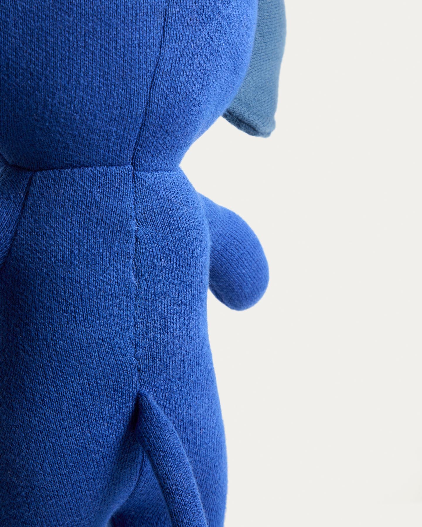 Kuschelelefant Tandani aus blauem Strick in Blau präsentiert im Onlineshop von KAQTU Design AG. Spielzeug ist von Kave Home
