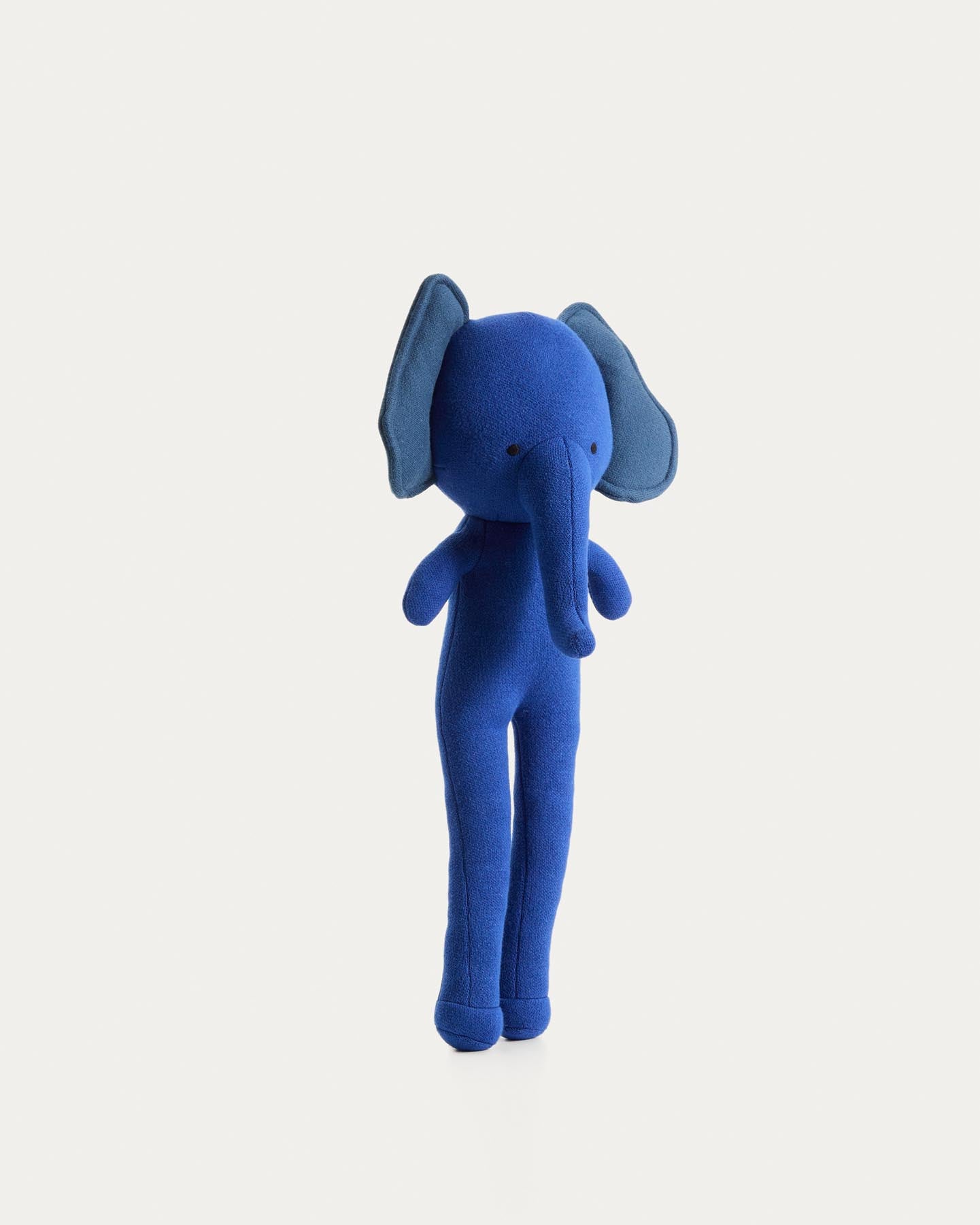 Kuschelelefant Tandani aus blauem Strick in Blau präsentiert im Onlineshop von KAQTU Design AG. Spielzeug ist von Kave Home