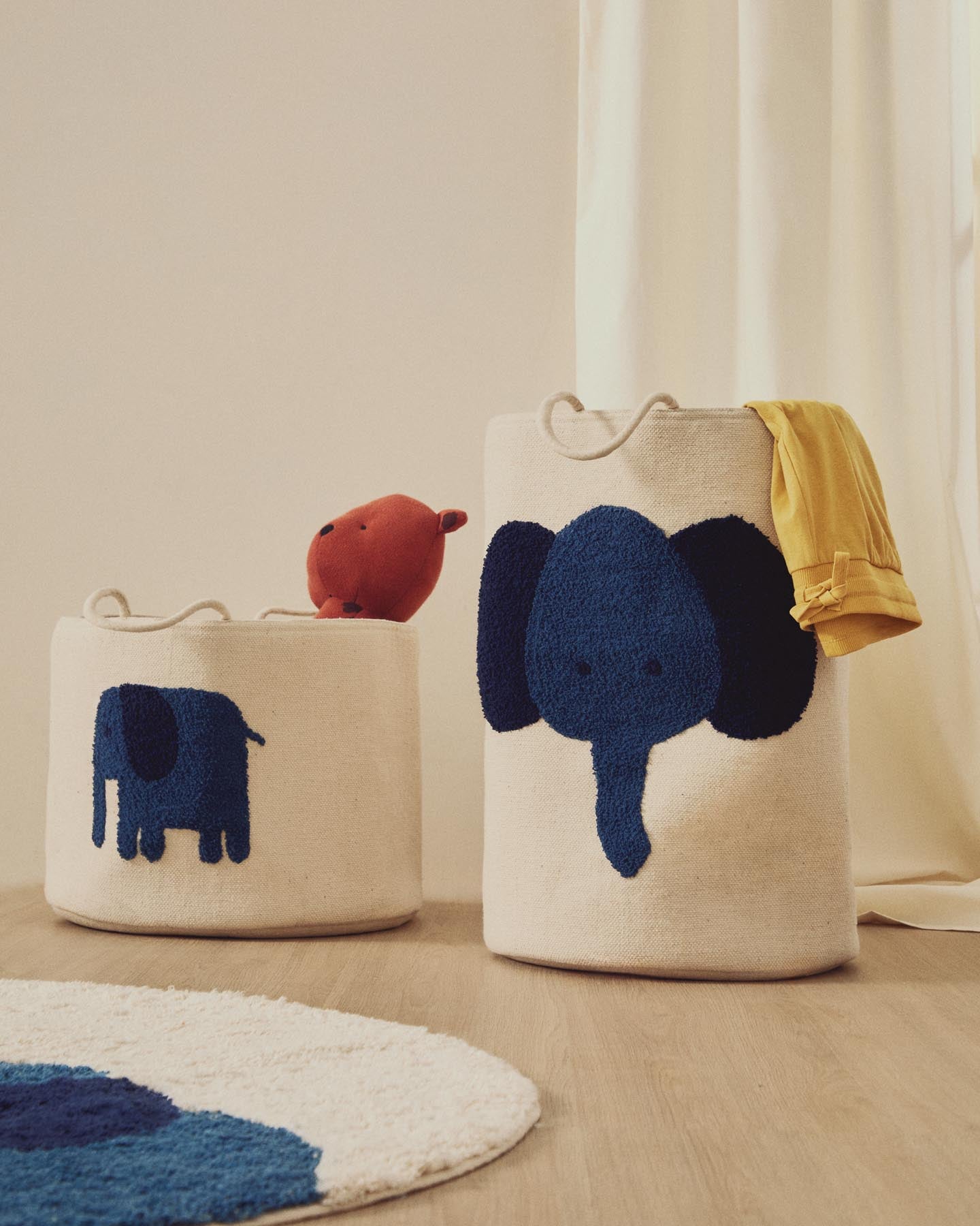 Beigefarbener Korb Tandani mit blauem Elefanten, 50 cm in Ecru präsentiert im Onlineshop von KAQTU Design AG. Teppich ist von Kave Home