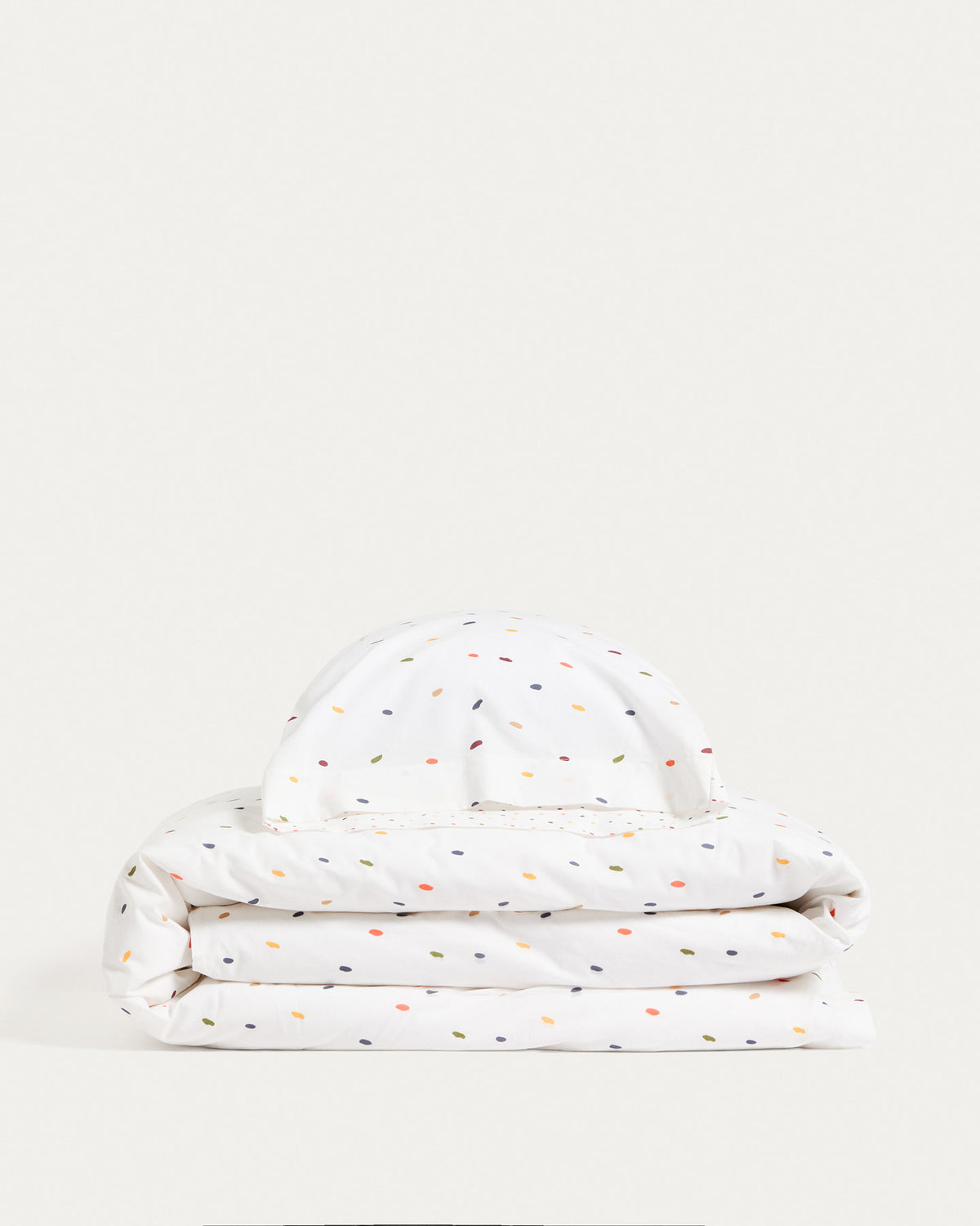 Set Epifania mit Bett- und Kissenbezug aus Baumwollperkal mit farbigem Muster für 70-cm-Betten in Mehrfarbig präsentiert im Onlineshop von KAQTU Design AG. Duvetbezug Kids ist von Kave Home