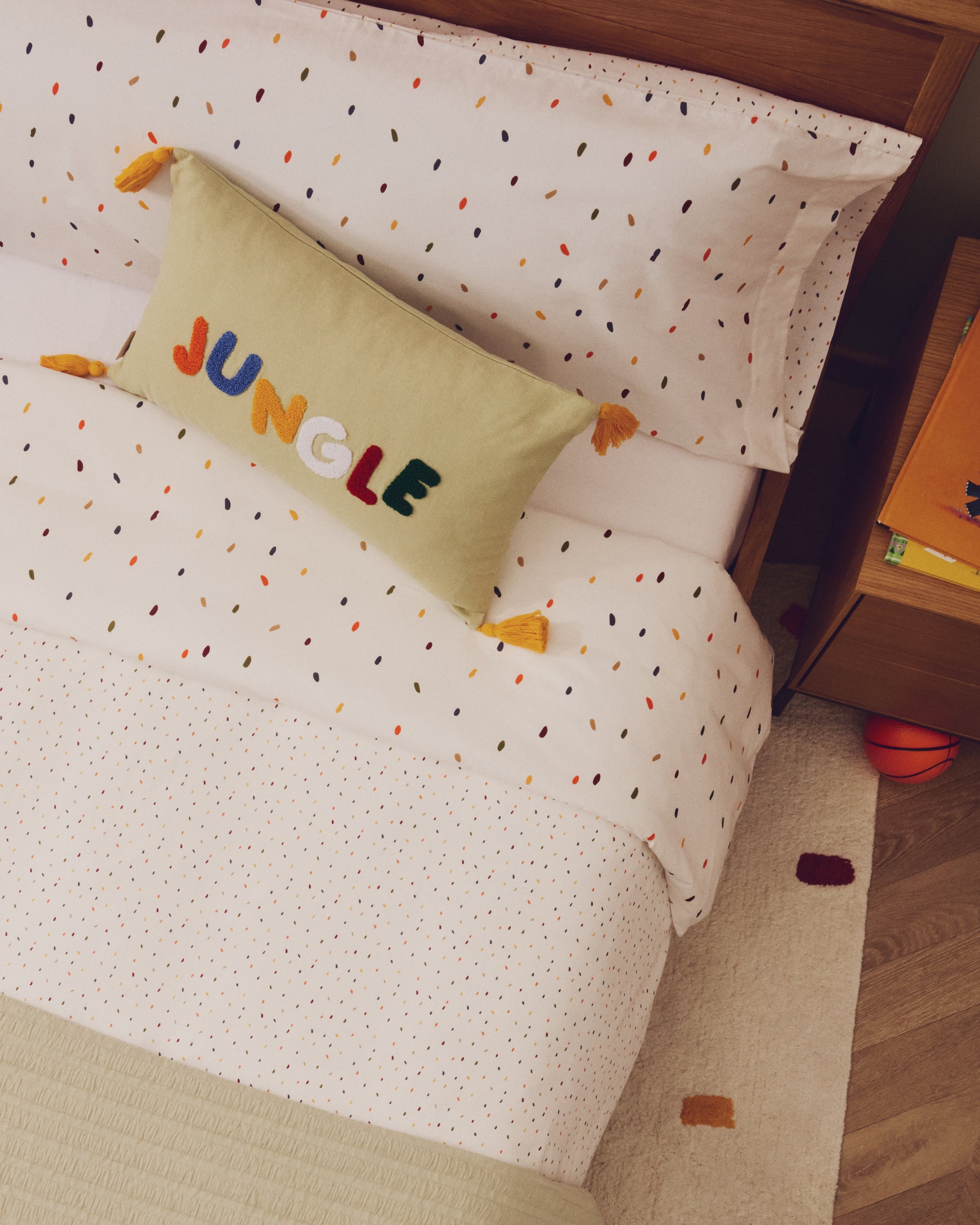Set Epifania mit Bett- und Kissenbezug aus Baumwollperkal mit farbigem Muster für 70-cm-Betten in Mehrfarbig präsentiert im Onlineshop von KAQTU Design AG. Duvetbezug Kids ist von Kave Home