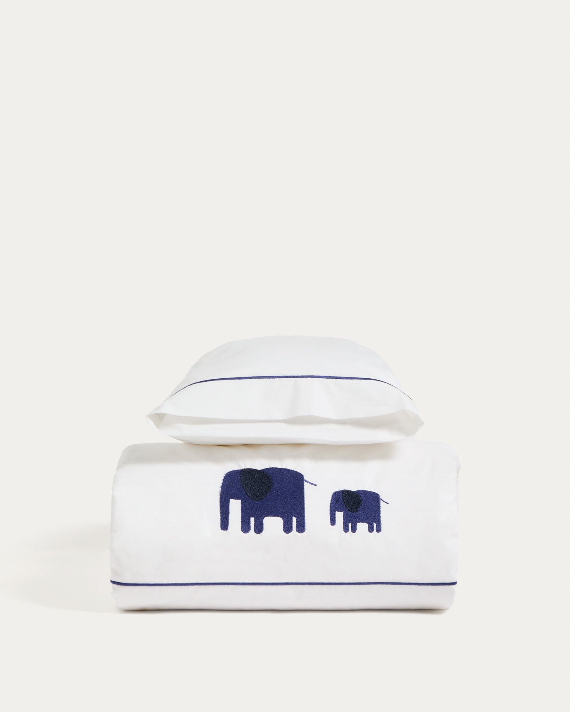 Set Tandari mit Bett- und Kissenbezug aus Baumwollperkal mit aufgesticktem Elefanten für Babybett in Ecru präsentiert im Onlineshop von KAQTU Design AG. Duvetbezug Kids ist von Kave Home