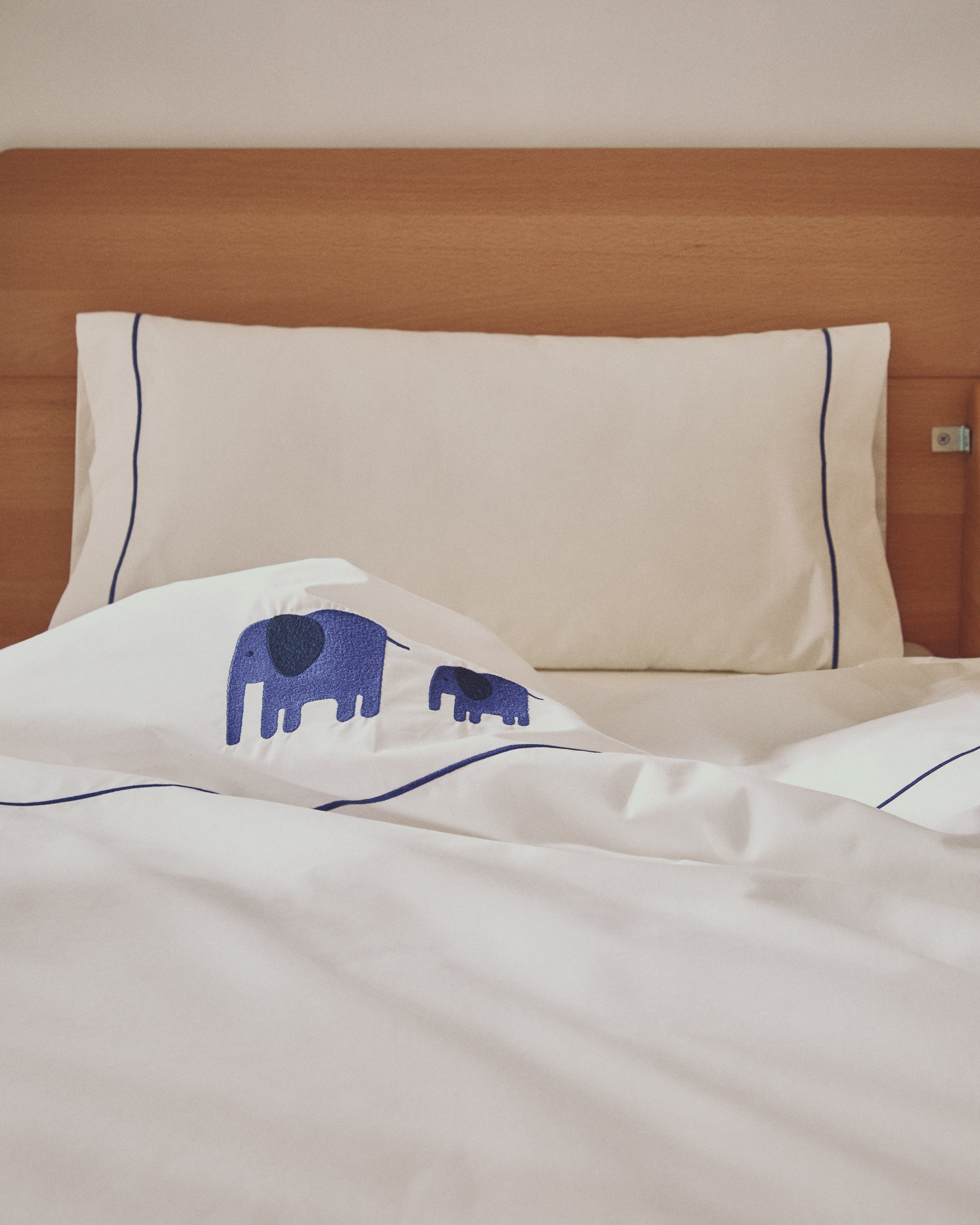 Set Tandari mit Bett- und Kissenbezug aus Baumwollperkal mit aufgesticktem Elefanten für Babybett in Ecru präsentiert im Onlineshop von KAQTU Design AG. Duvetbezug Kids ist von Kave Home