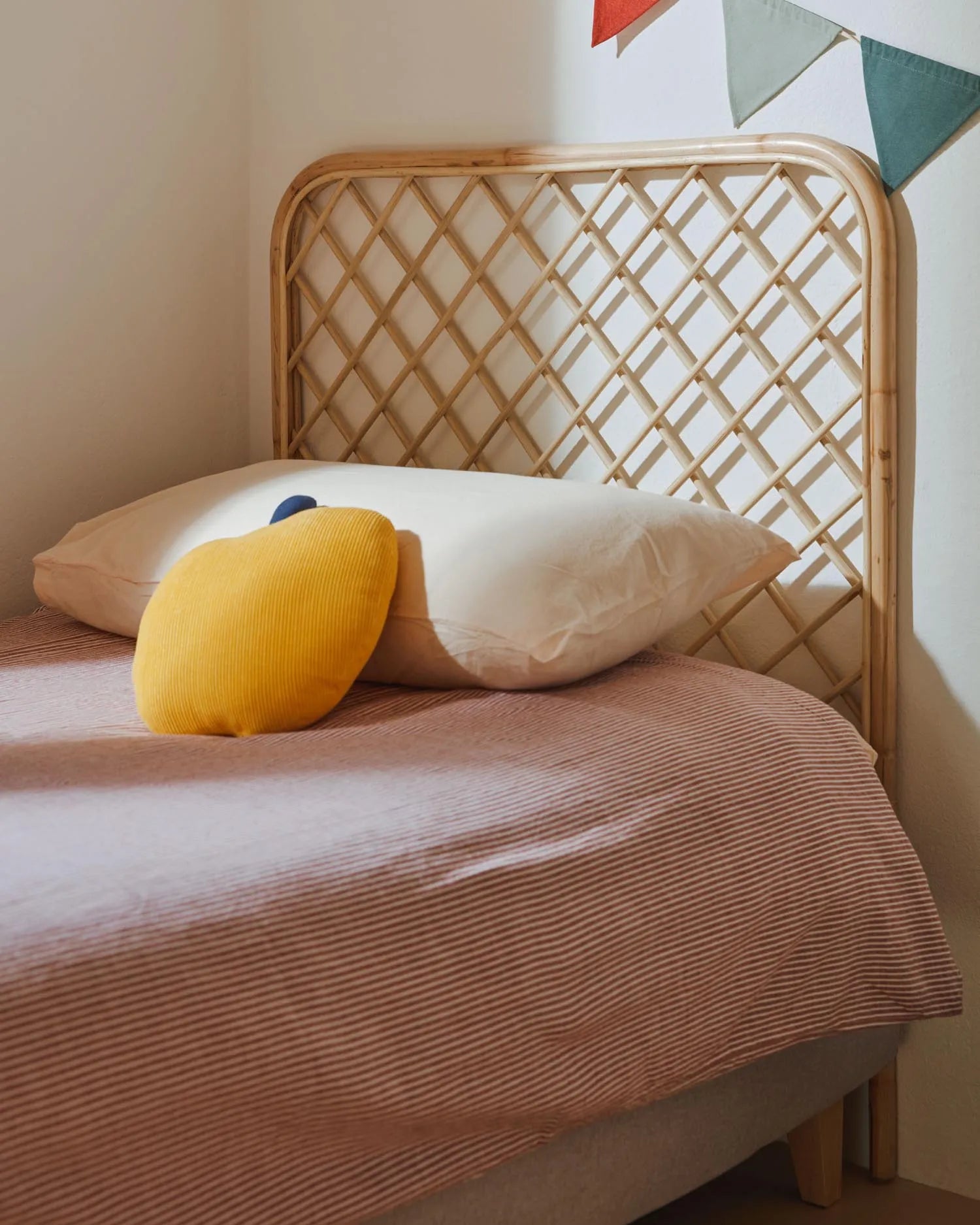 Das Citlalli Kopfteil aus Rattan verleiht Ihrem 90 cm Bett natürlichen Charme und passt perfekt in kleine Räume. Nachhaltig und stilvoll.