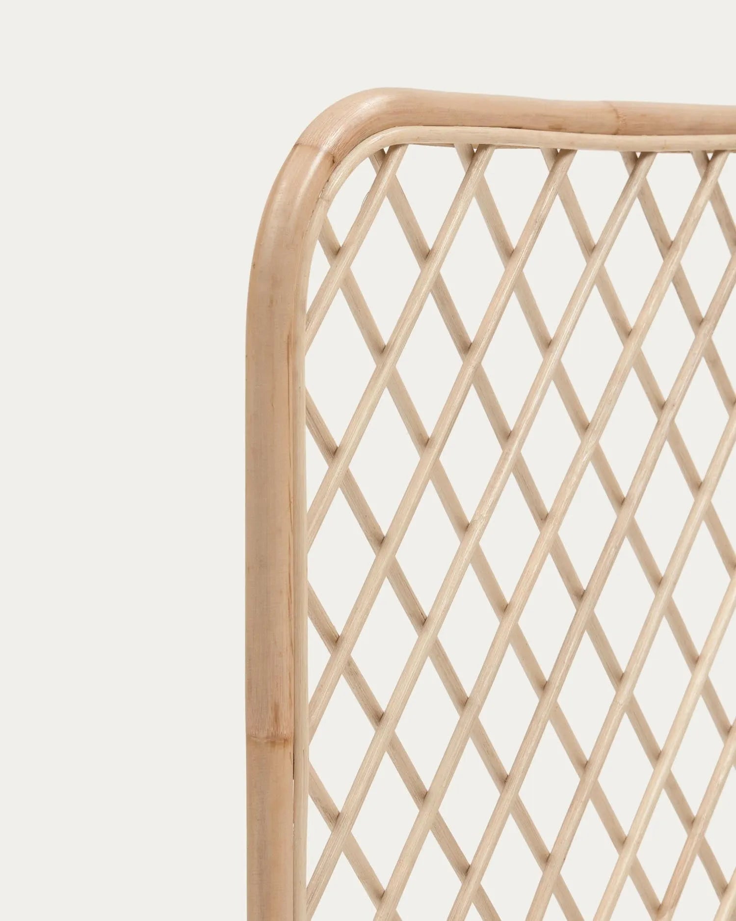 Das Citlalli Kopfteil aus Rattan verleiht Ihrem 90 cm Bett natürlichen Charme und passt perfekt in kleine Räume. Nachhaltig und stilvoll.