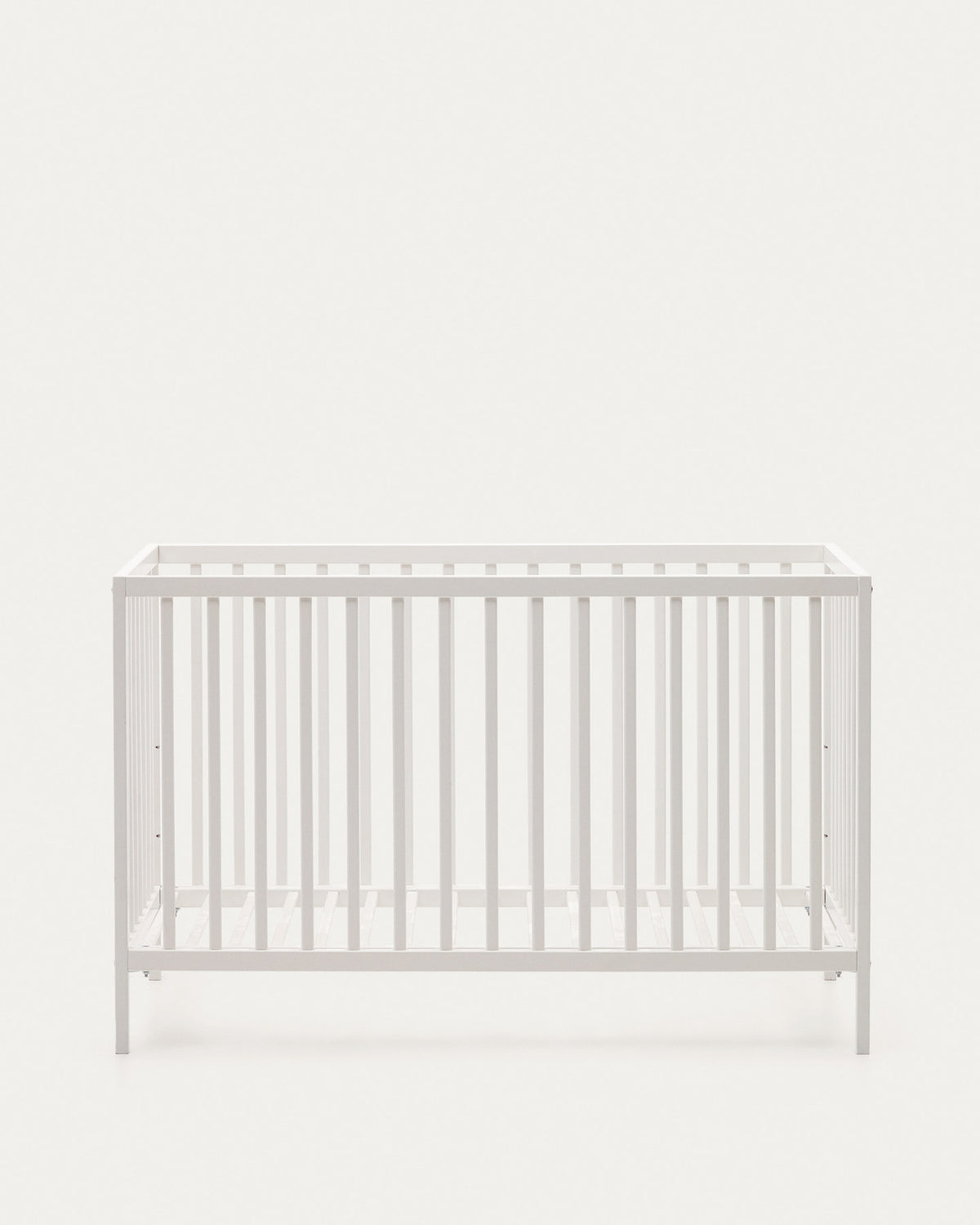 Gitterbett Shantal aus massiver Buche mit weissem Finish 60 x 120 cm in Weiss präsentiert im Onlineshop von KAQTU Design AG. Bett ist von Kave Home