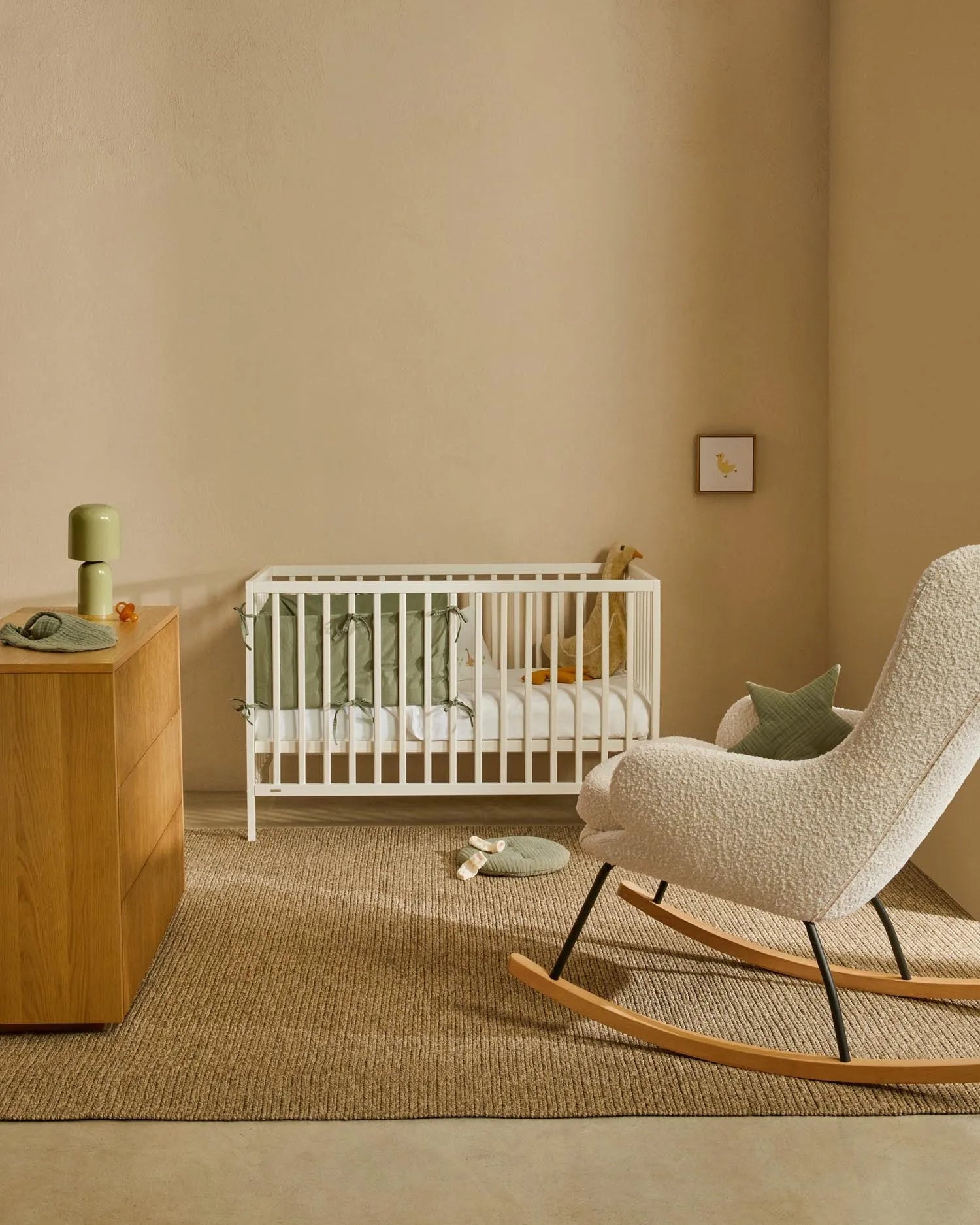 Elegantes Gitterbett aus massiver Buche mit weißem Finish, anpassbarer Matratzenhöhe, ideal für Babys und Kleinkinder.