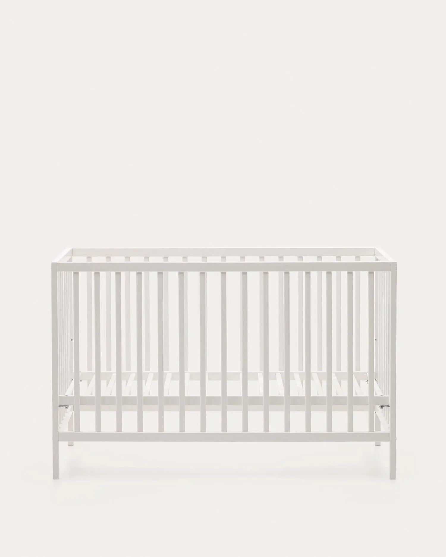 Elegantes Gitterbett aus massiver Buche mit weißem Finish, anpassbarer Matratzenhöhe, ideal für Babys und Kleinkinder.