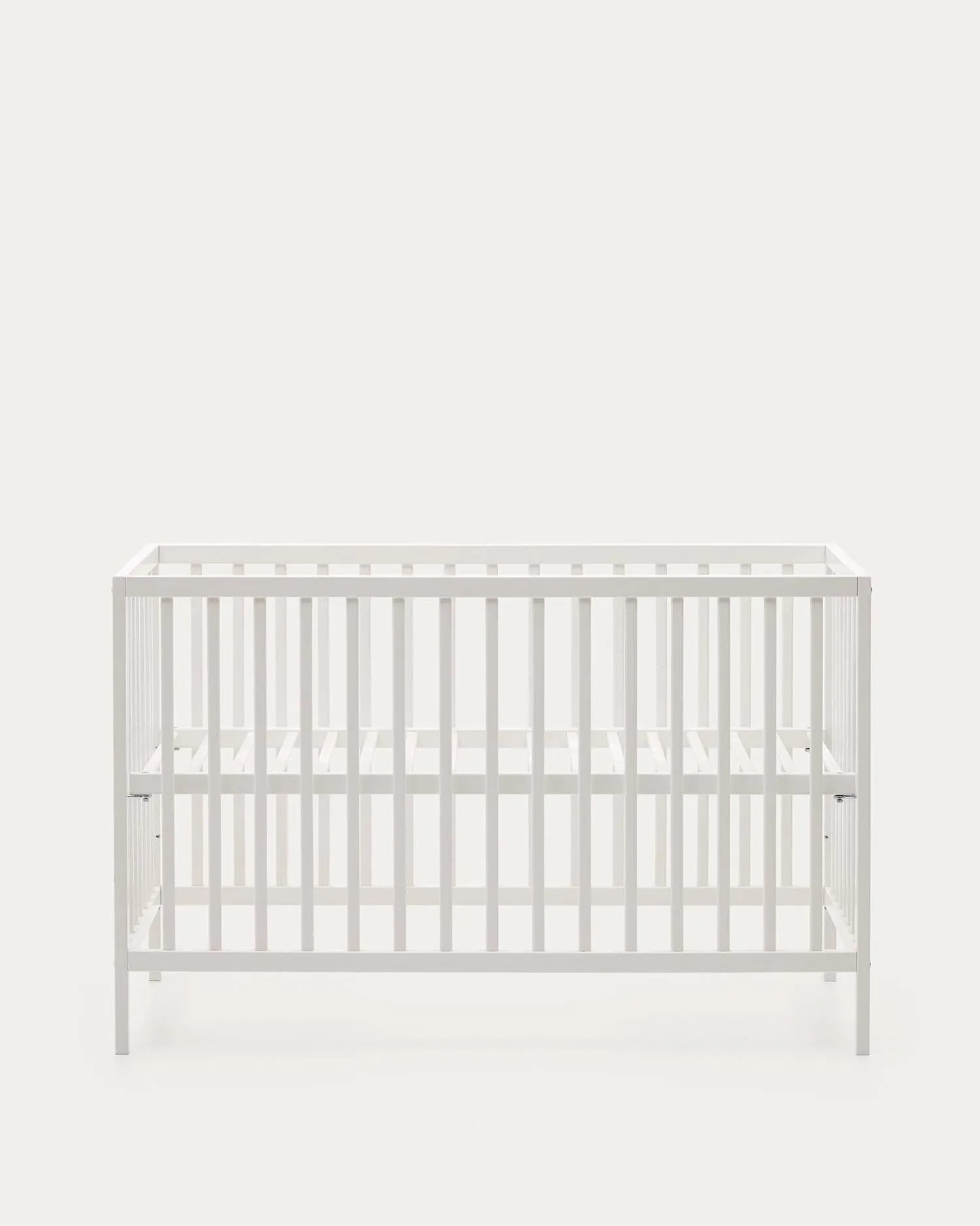 Elegantes Gitterbett aus massiver Buche mit weißem Finish, anpassbarer Matratzenhöhe, ideal für Babys und Kleinkinder.