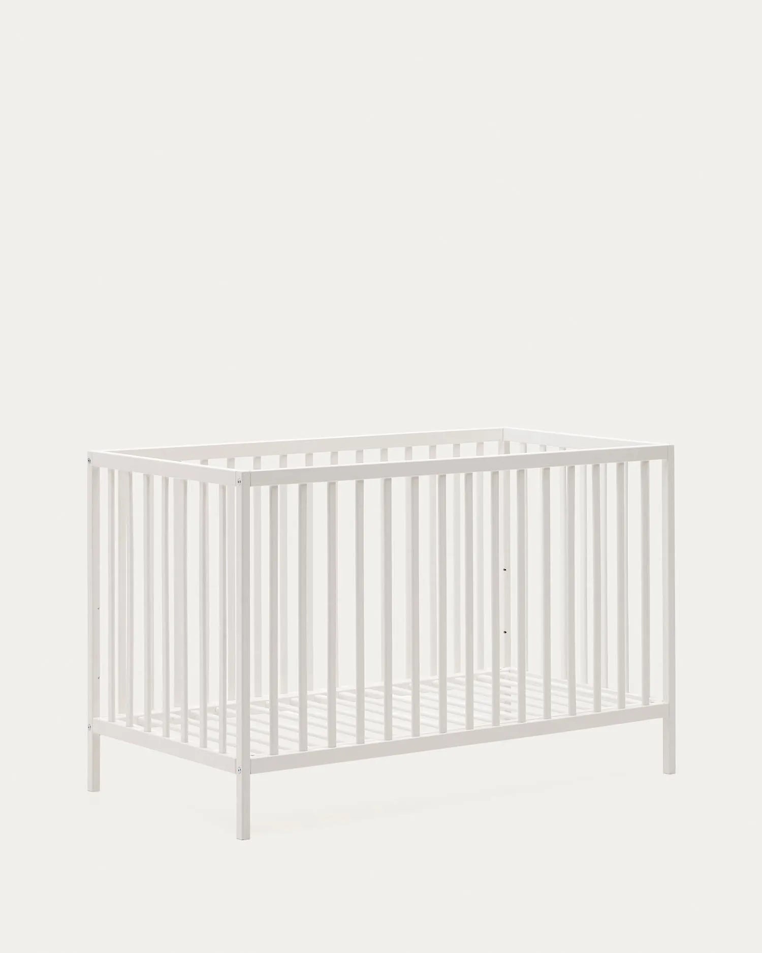 Elegantes Gitterbett aus massiver Buche mit weißem Finish, anpassbarer Matratzenhöhe, ideal für Babys und Kleinkinder.
