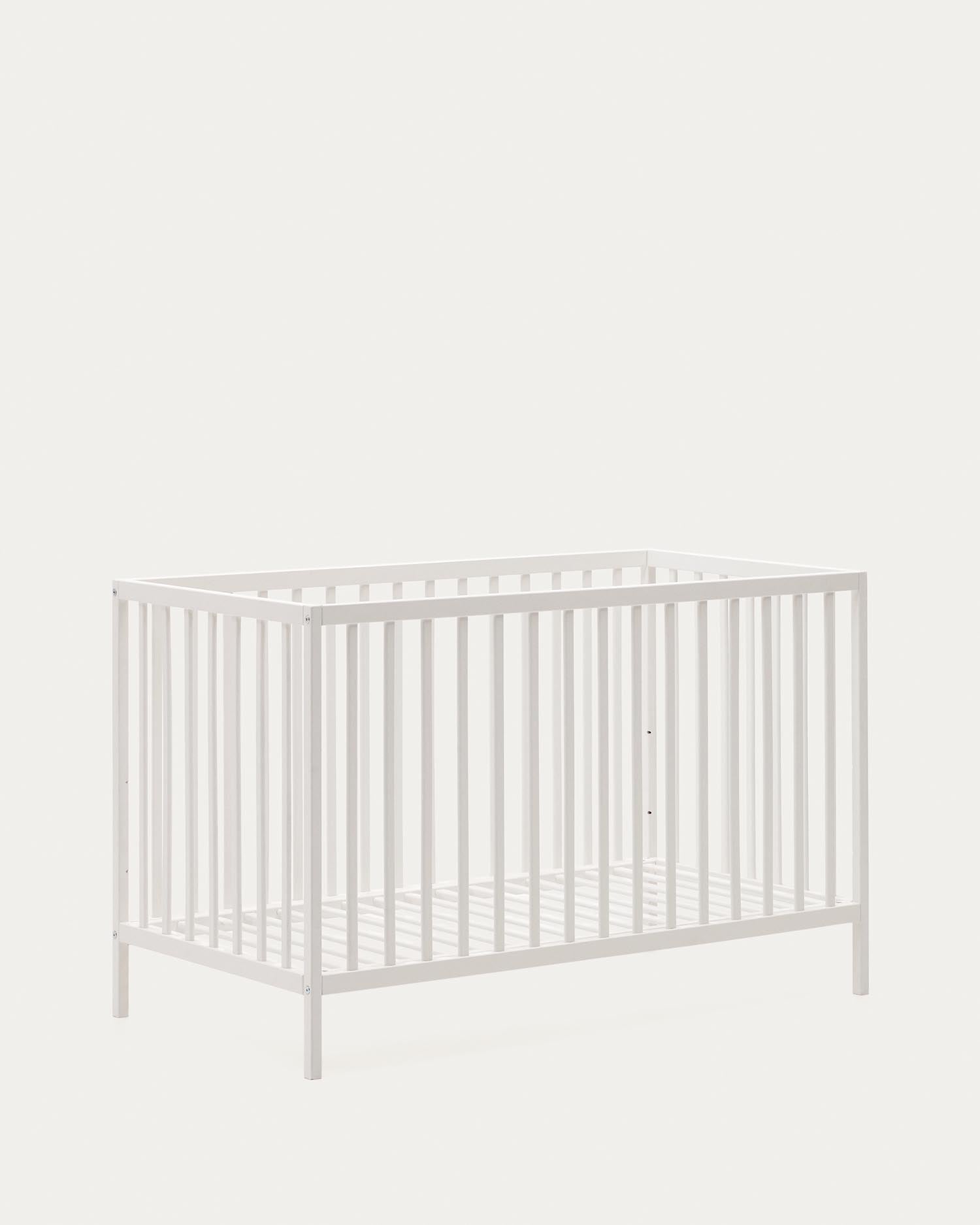 Das Gitterbett Shantal aus massiver Buche, 60x120 cm, mit weißem Finish von Kave Home. Stilvoll, sicher und perfekt für Babys.