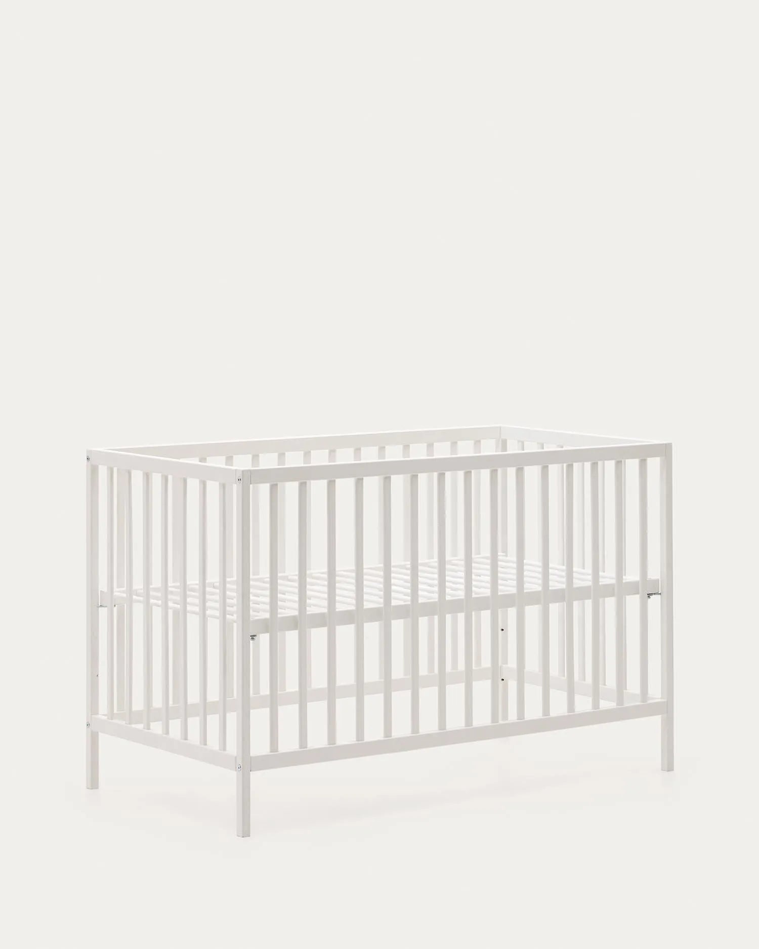 Elegantes Gitterbett aus massiver Buche mit weißem Finish, anpassbarer Matratzenhöhe, ideal für Babys und Kleinkinder.