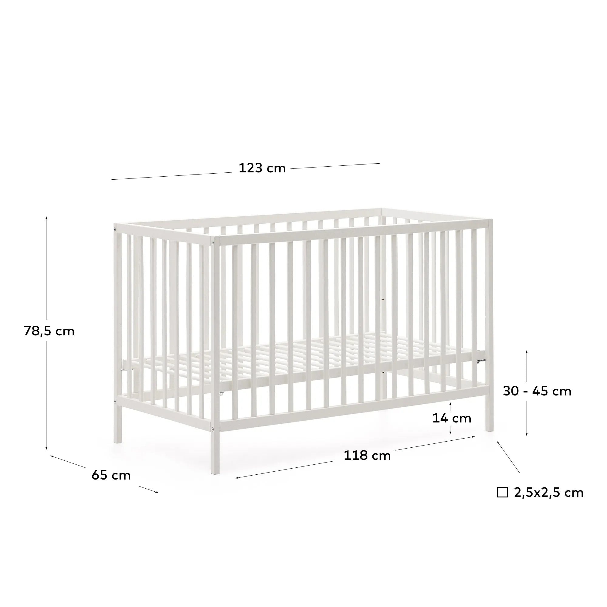 Elegantes Gitterbett aus massiver Buche mit weißem Finish, anpassbarer Matratzenhöhe, ideal für Babys und Kleinkinder.