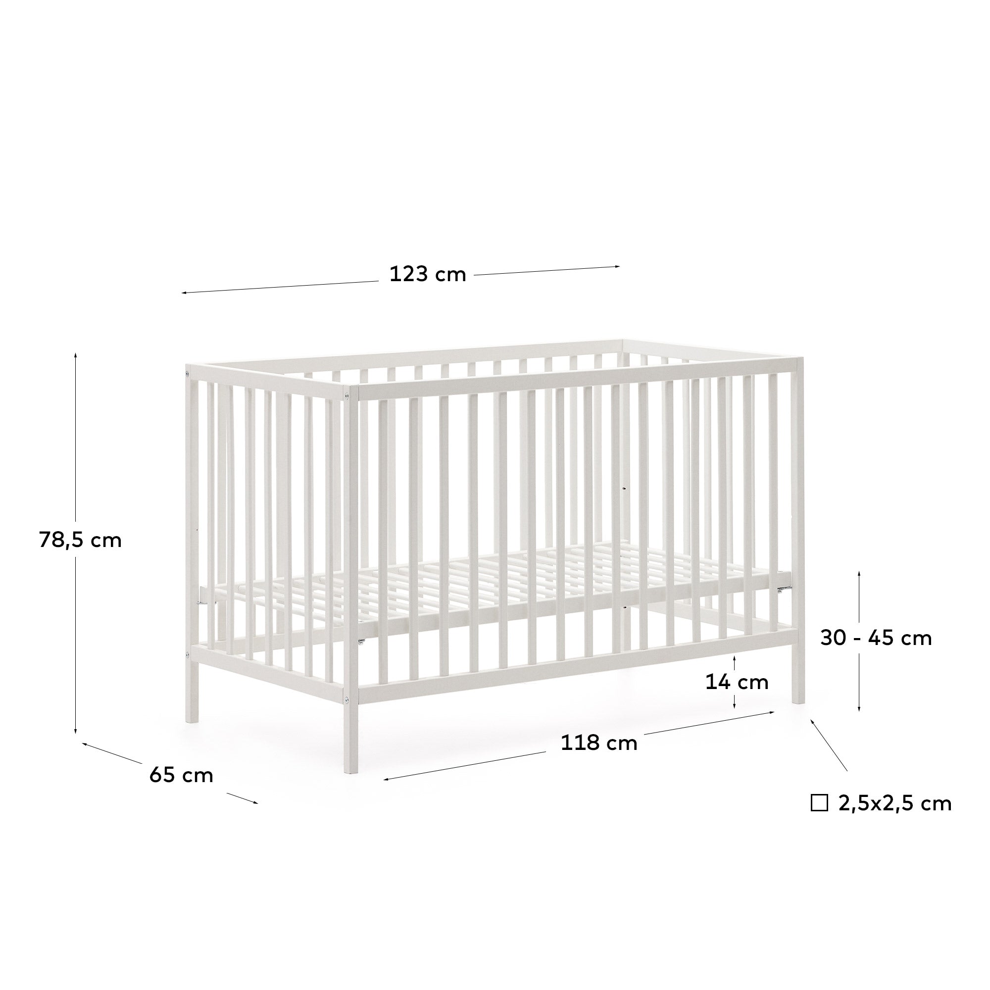 Entdecken Sie das Gitterbett Shantal von Kave Home: robustes Buchenholz, elegantes Weiß, ideal für Kleinkinder mit anpassbarer Matratzenhöhe.