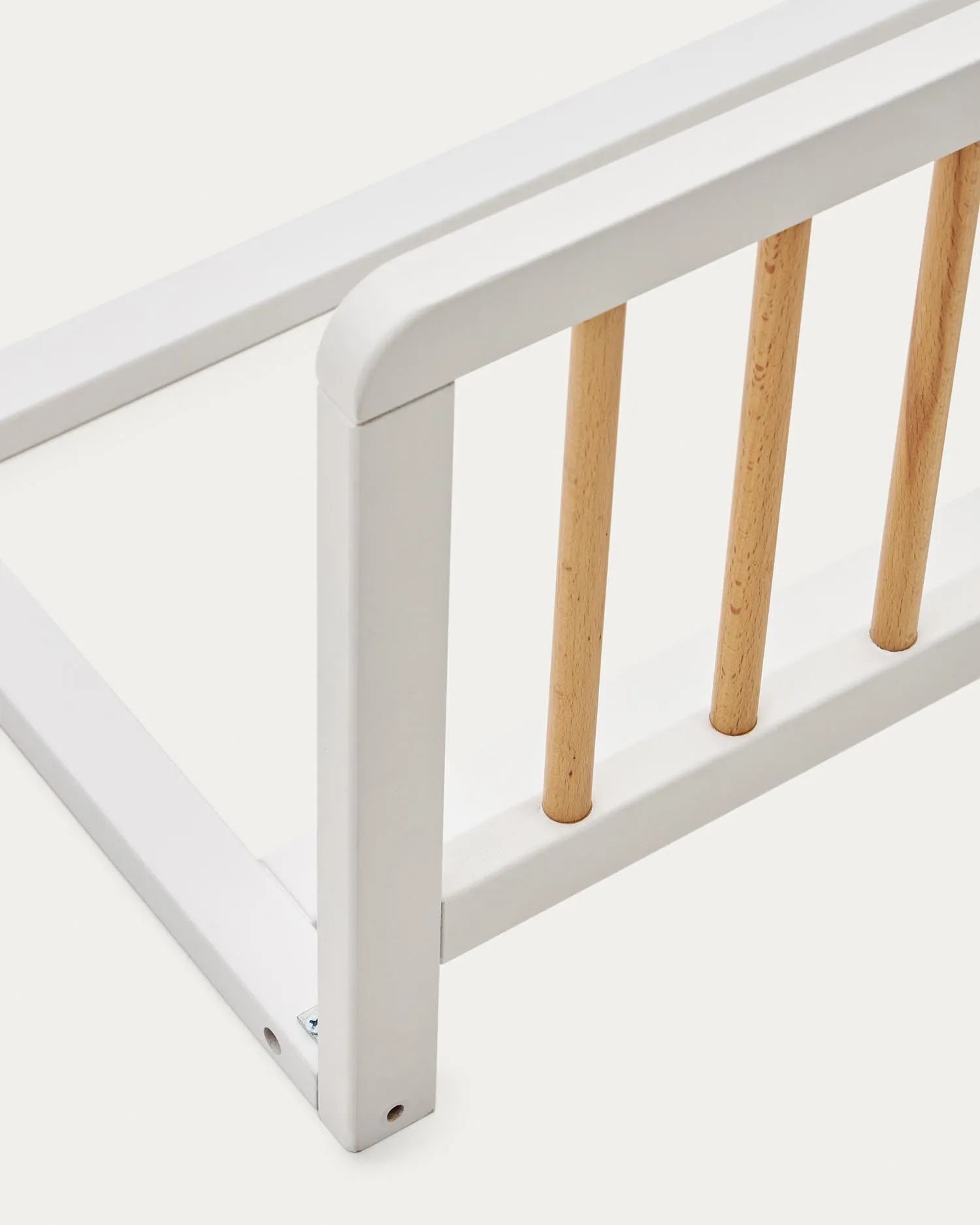 Eleganter Rausfallschutz aus massiver Buche, 100x40cm, mit klappbarer Funktion für Sicherheit und Stil im Kinderzimmer.
