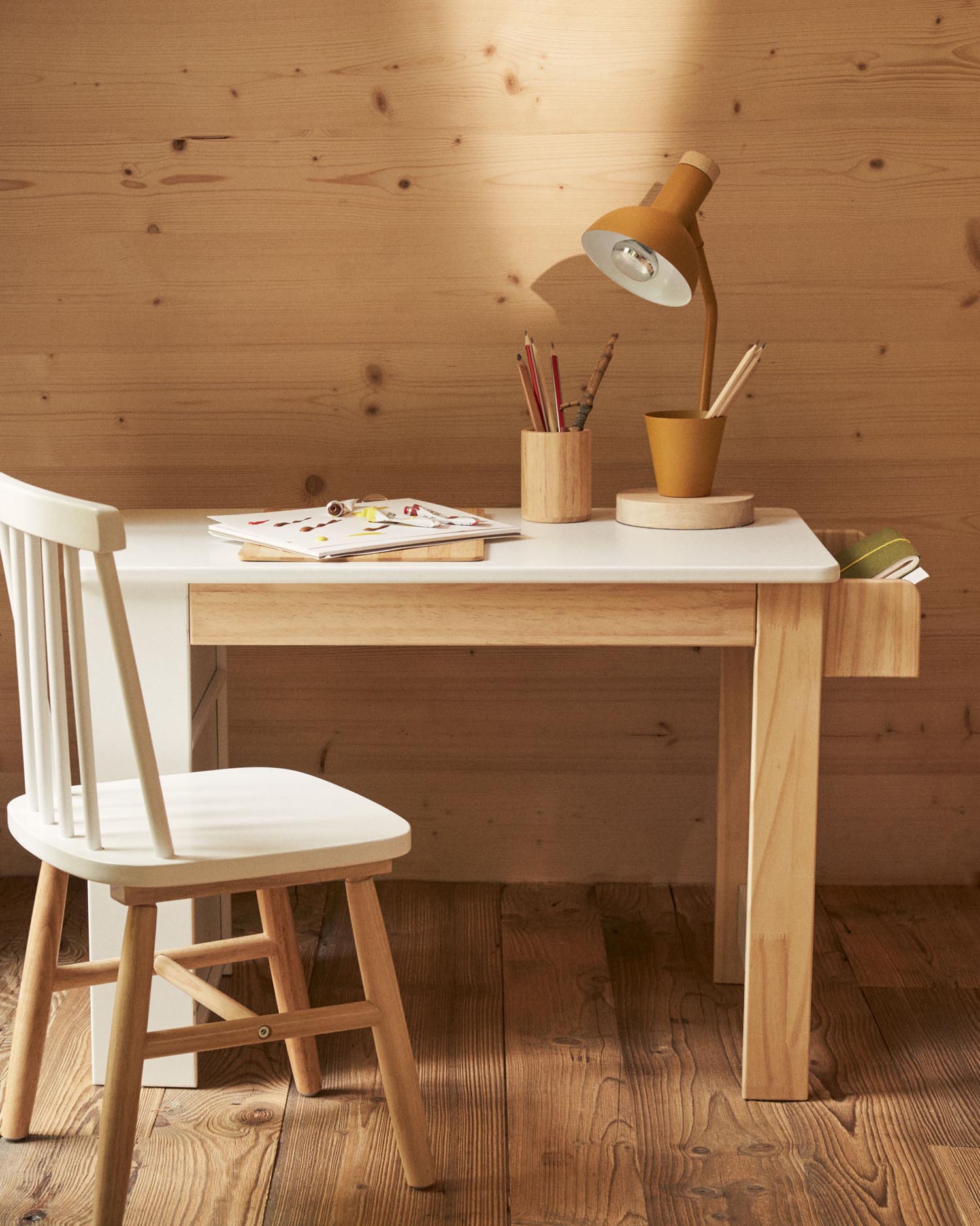 Der Serwa Schreibtisch vereint modernes Design aus weissem MDF und massiver Kiefer, ideal für kreative Kinder und sicheres Arbeiten.