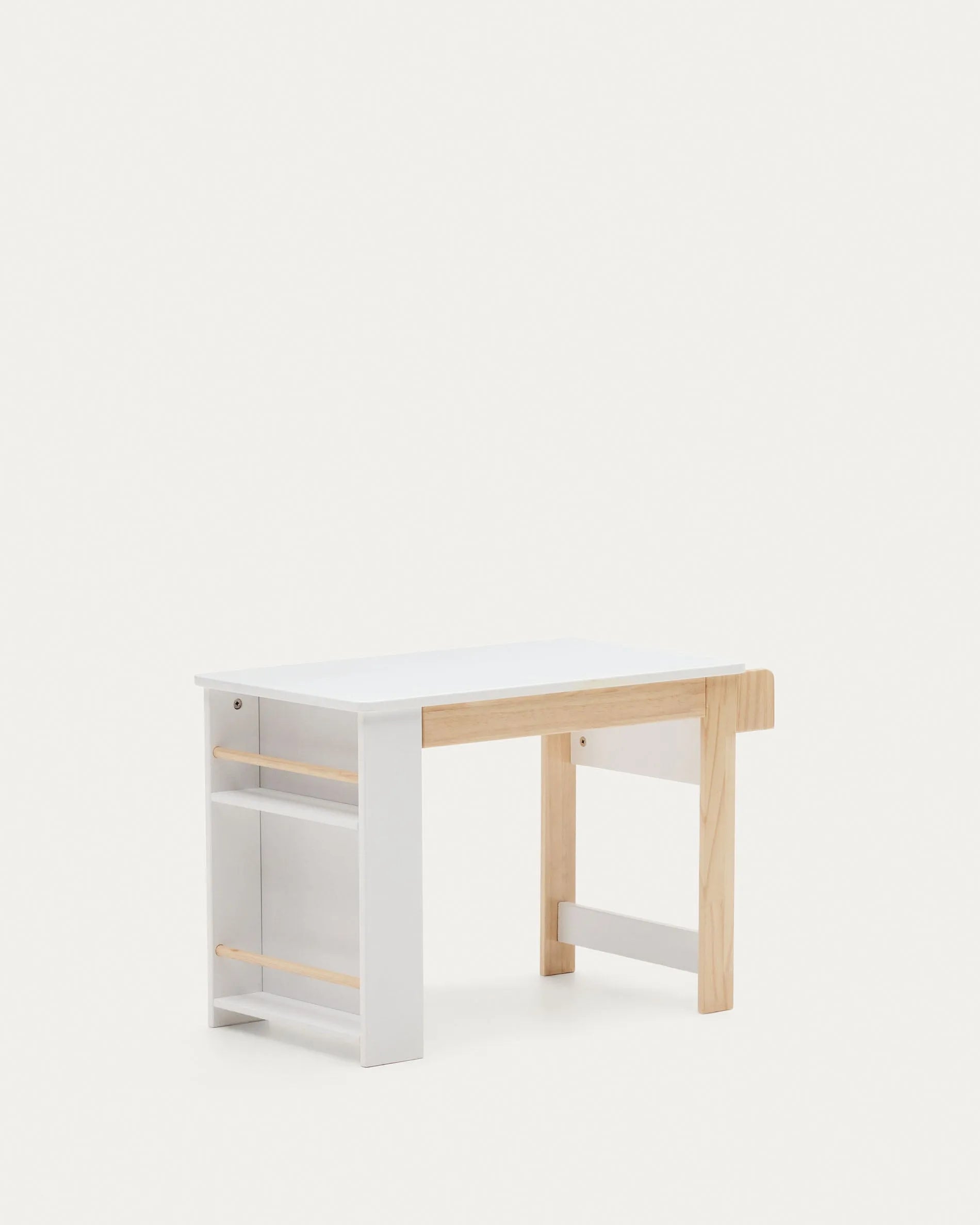 Eleganter Kinderschreibtisch aus weißem MDF mit stabilen Kiefernholzbeinen, ideal für kreatives Arbeiten und Lernen.