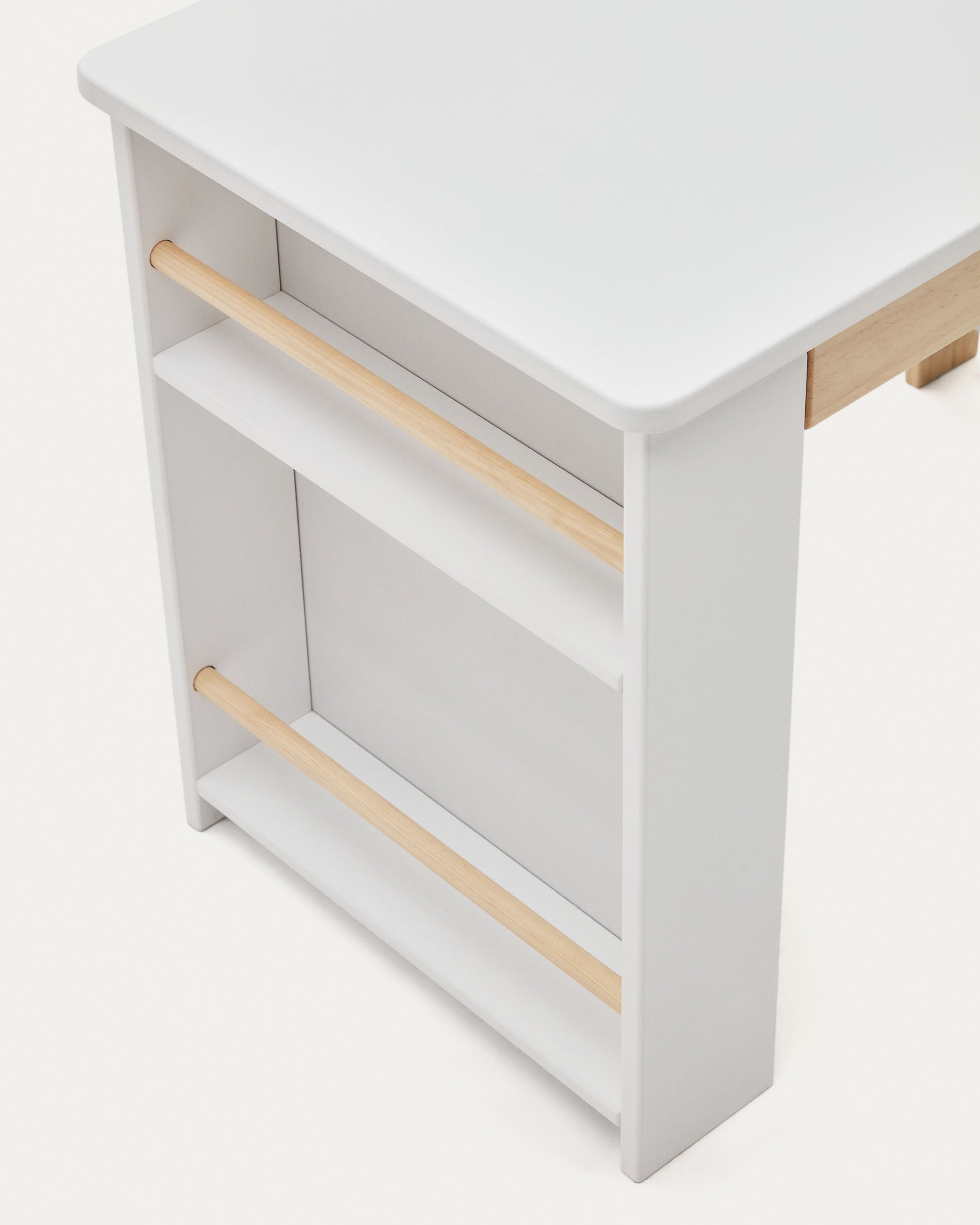 Moderner Serwa Schreibtisch aus weißem MDF mit massiven Kiefernholzbeinen, ideal für stilvolle und praktische Arbeitsbereiche.
