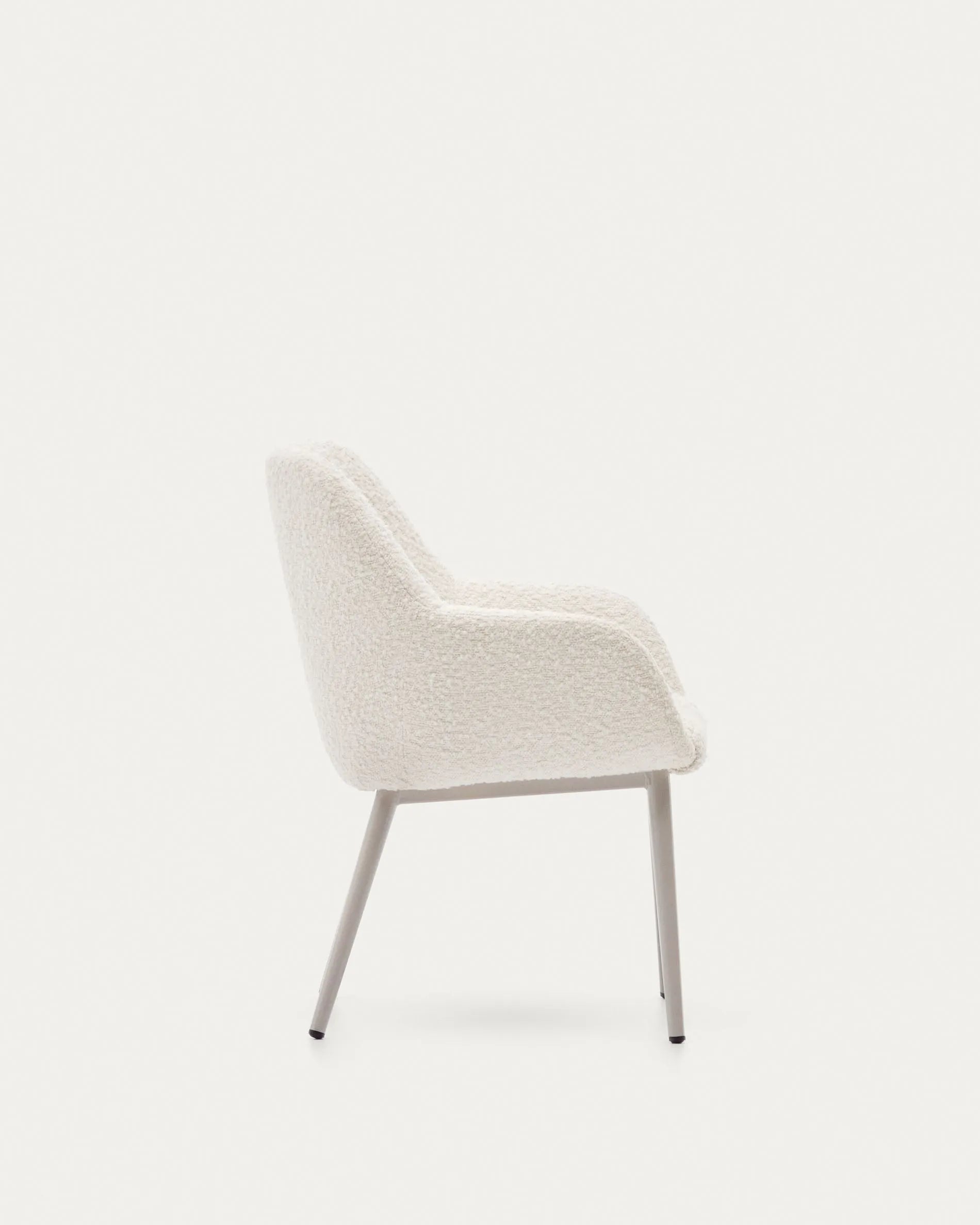 Eleganter Kinderstuhl mit weißem Bouclé-Bezug und stabilen Stahlbeinen in Beige, ideal für stilvolle und sichere Kinderzimmer.