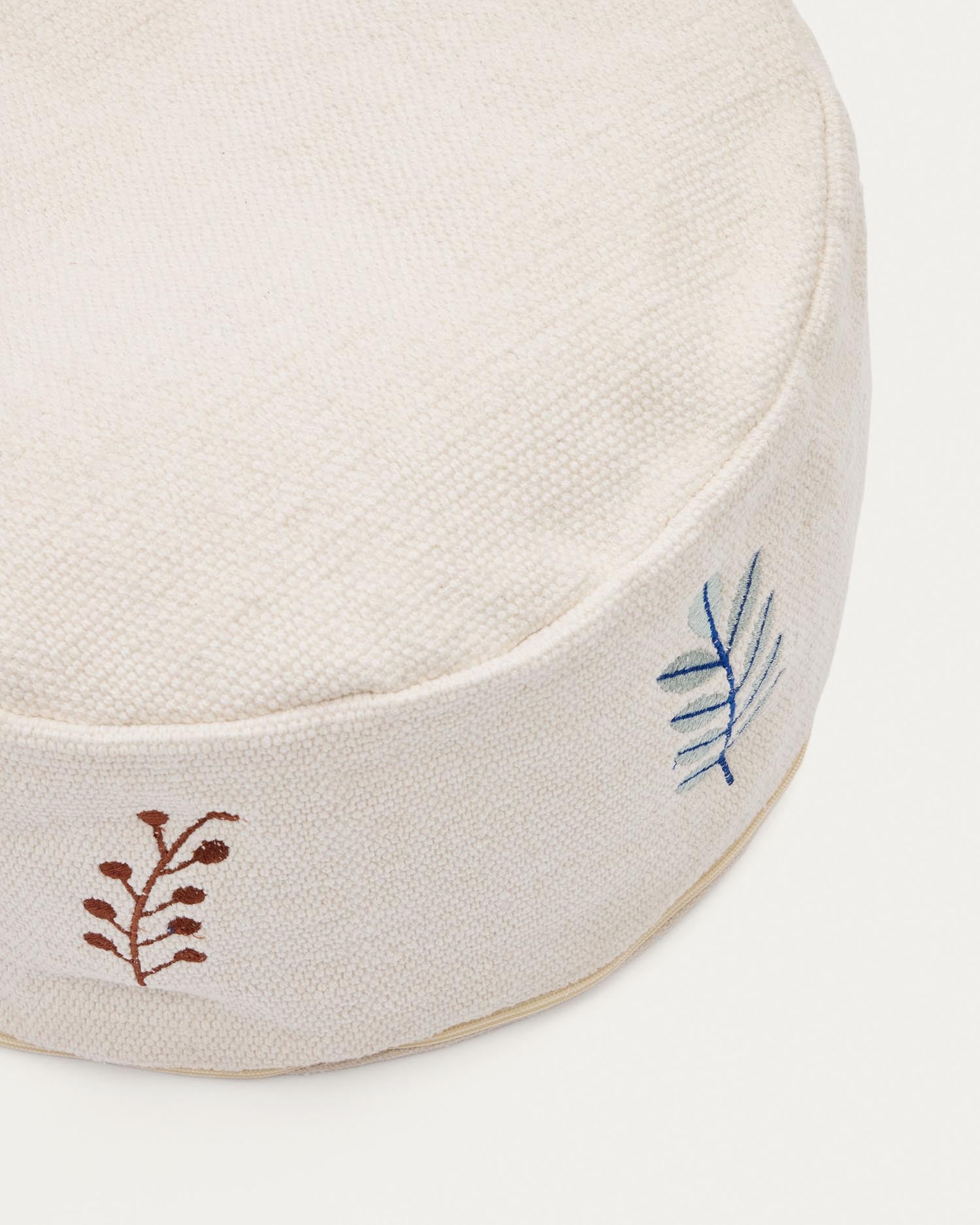 Entdecken Sie den Yanil Pouf von Kave Home: 100% Baumwolle, Ø 40 cm, mit bunten Blättern bestickt. Ideal für Kinderzimmer und Wohnzimmer!