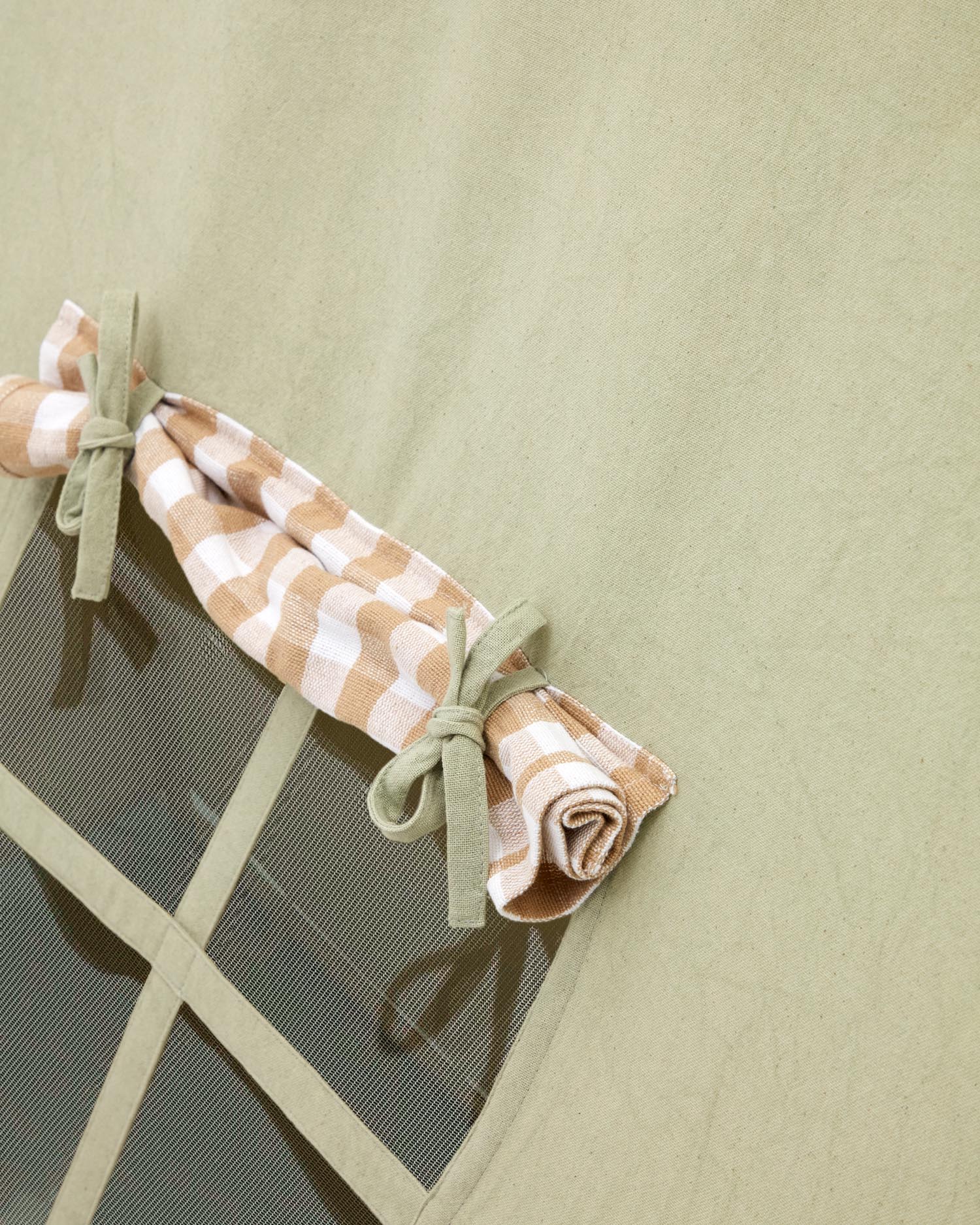 Entdecken Sie das Yanil Tipi-Zelt in Grün von Kave Home! Aus 100 % Baumwolle gefertigt, bietet es mit 100 x 90 cm einen einladenden Platz für kreative Abenteuer und Entspannung.