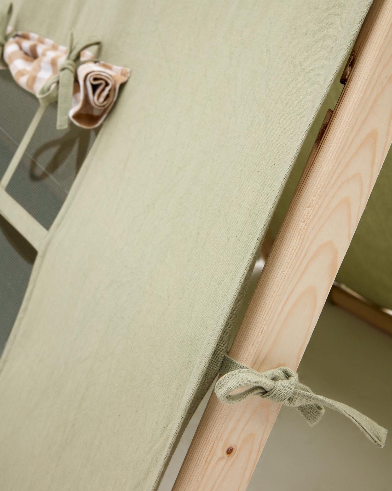 Das Yanil Tipi-Zelt in Grün von Kave Home ist aus 100 % Baumwolle und bietet mit 100 x 90 cm einen gemütlichen Rückzugsort für Kinder zum Spielen und Entspannen.