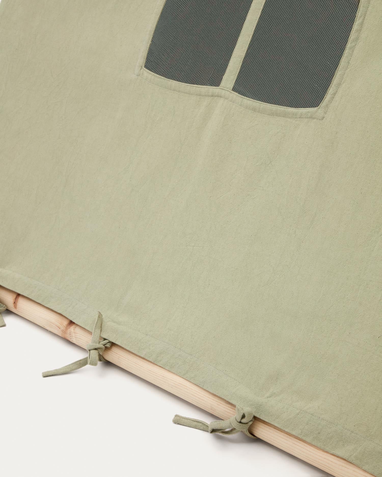 Das Yanil Tipi-Zelt von Kave Home aus 100 % Baumwolle in Grün (100 x 90 cm) ist ideal für Kinder zum Spielen und Entspannen.