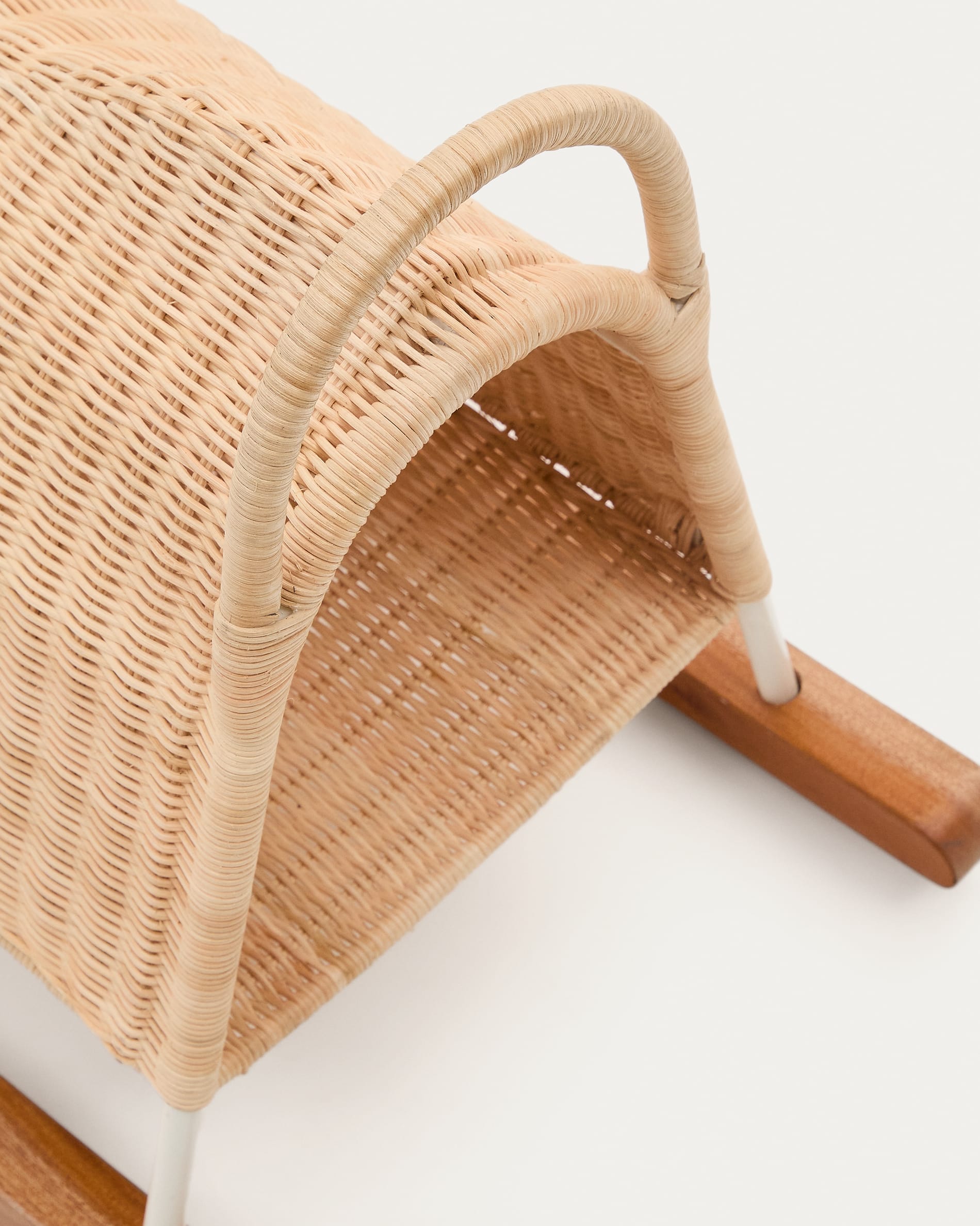 Das Bamban Schaukelpferd von Kave Home aus Rattan und Holz ist ein elegantes, robustes und zeitloses Spielzeug für Kinder.