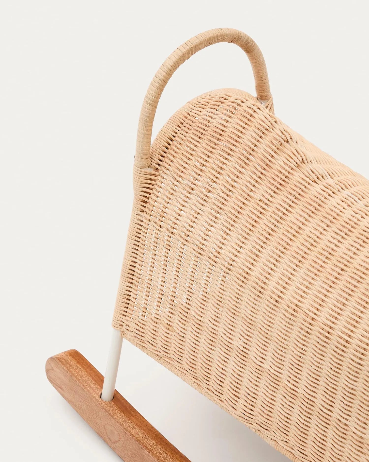 Ein stilvolles Schaukelpferd aus Rattan und Holz, das Spielspaß und motorische Förderung vereint.