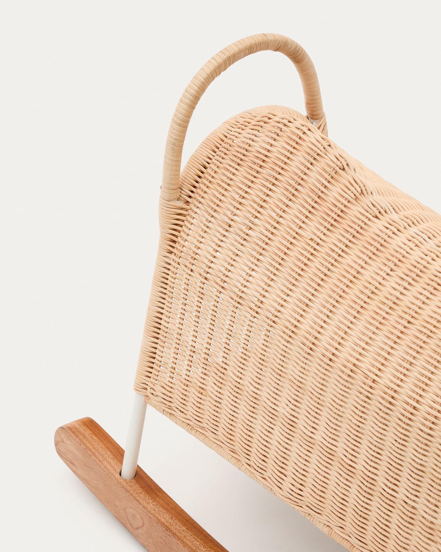 Das Bamban Schaukelpferd aus Rattan und Holz von Kave Home ist ein elegantes, robustes und kinderfreundliches Spielzeug.
