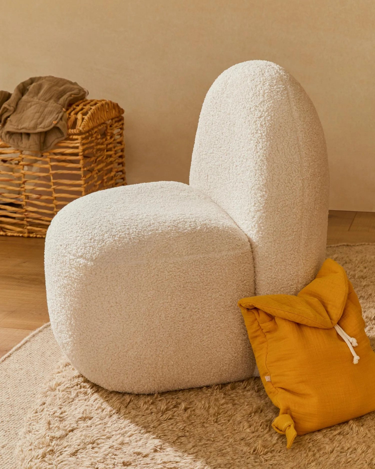 Ein kuscheliger Rückzugsort für Kinder, aus weichem Bouclé, nachhaltig und sicher, ideal zum Spielen und Entspannen.