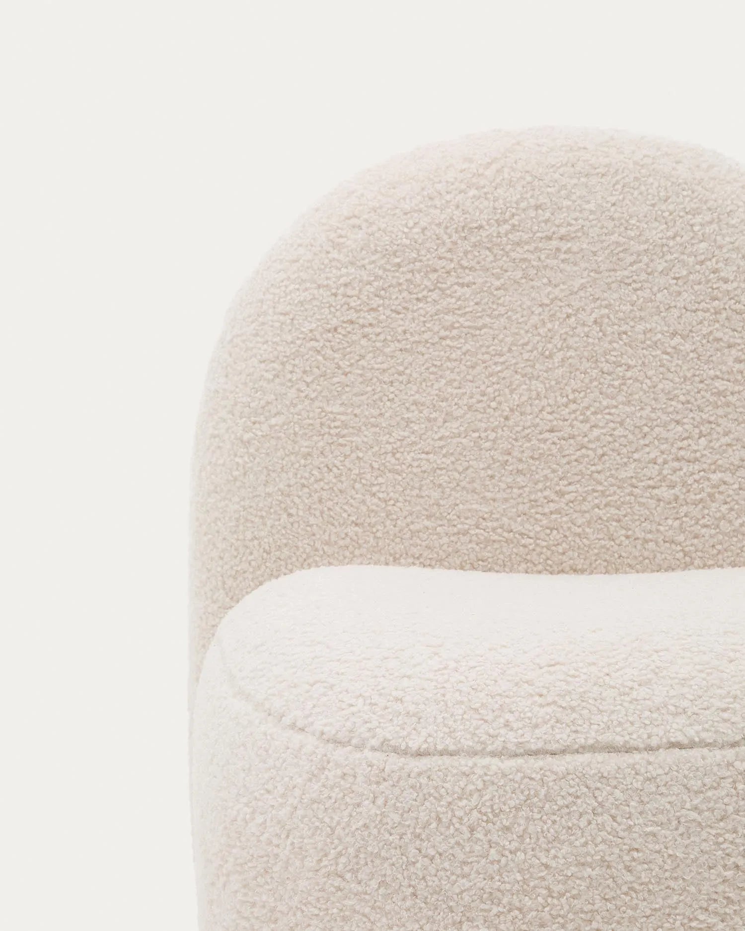 Ein kuscheliger Rückzugsort für Kinder, aus weichem Bouclé, nachhaltig und sicher, ideal zum Spielen und Entspannen.