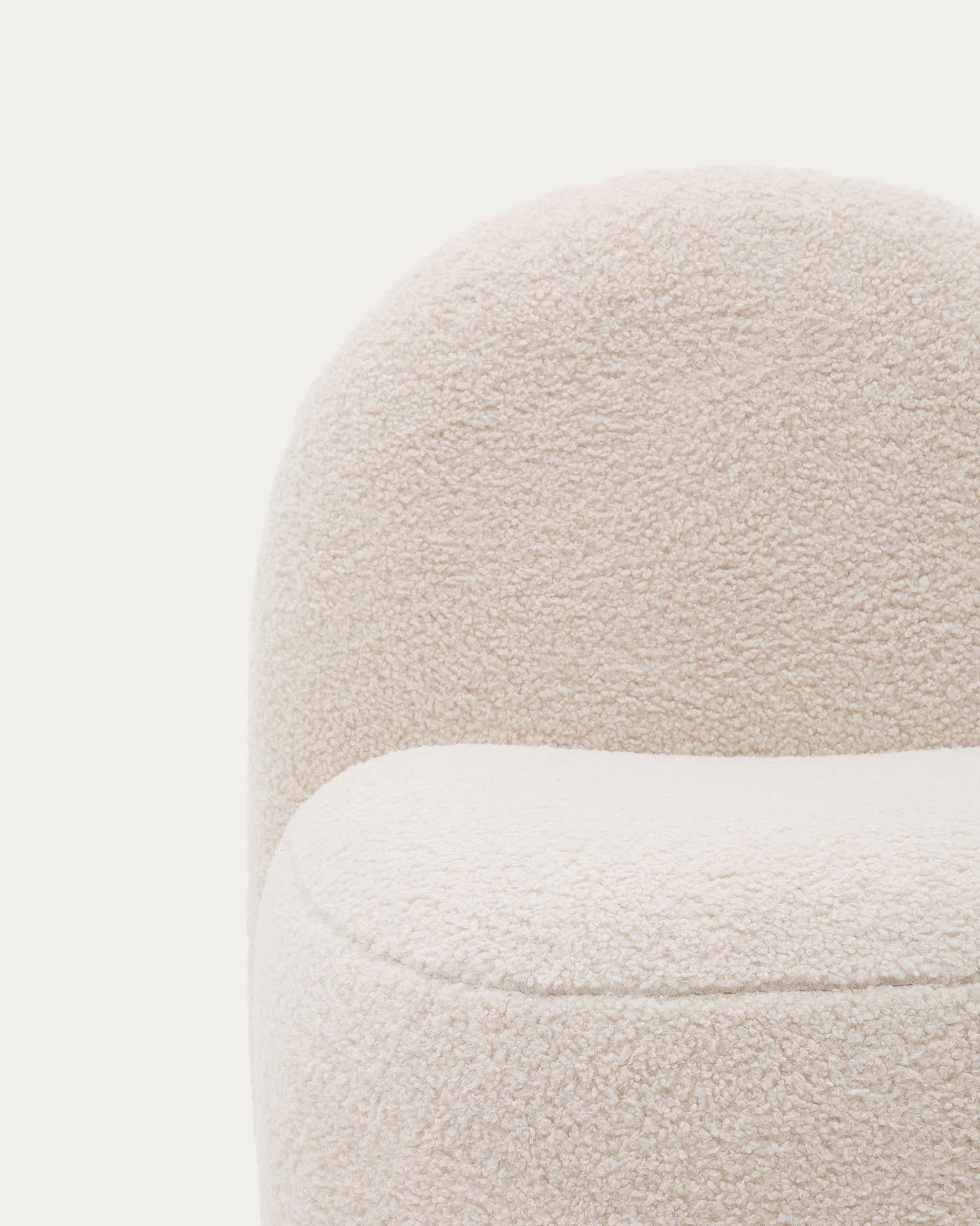 Der Kindersessel Bucky aus weißem Bouclé von Kave Home vereint Stil und Nachhaltigkeit mit FSC-zertifizierten Materialien.