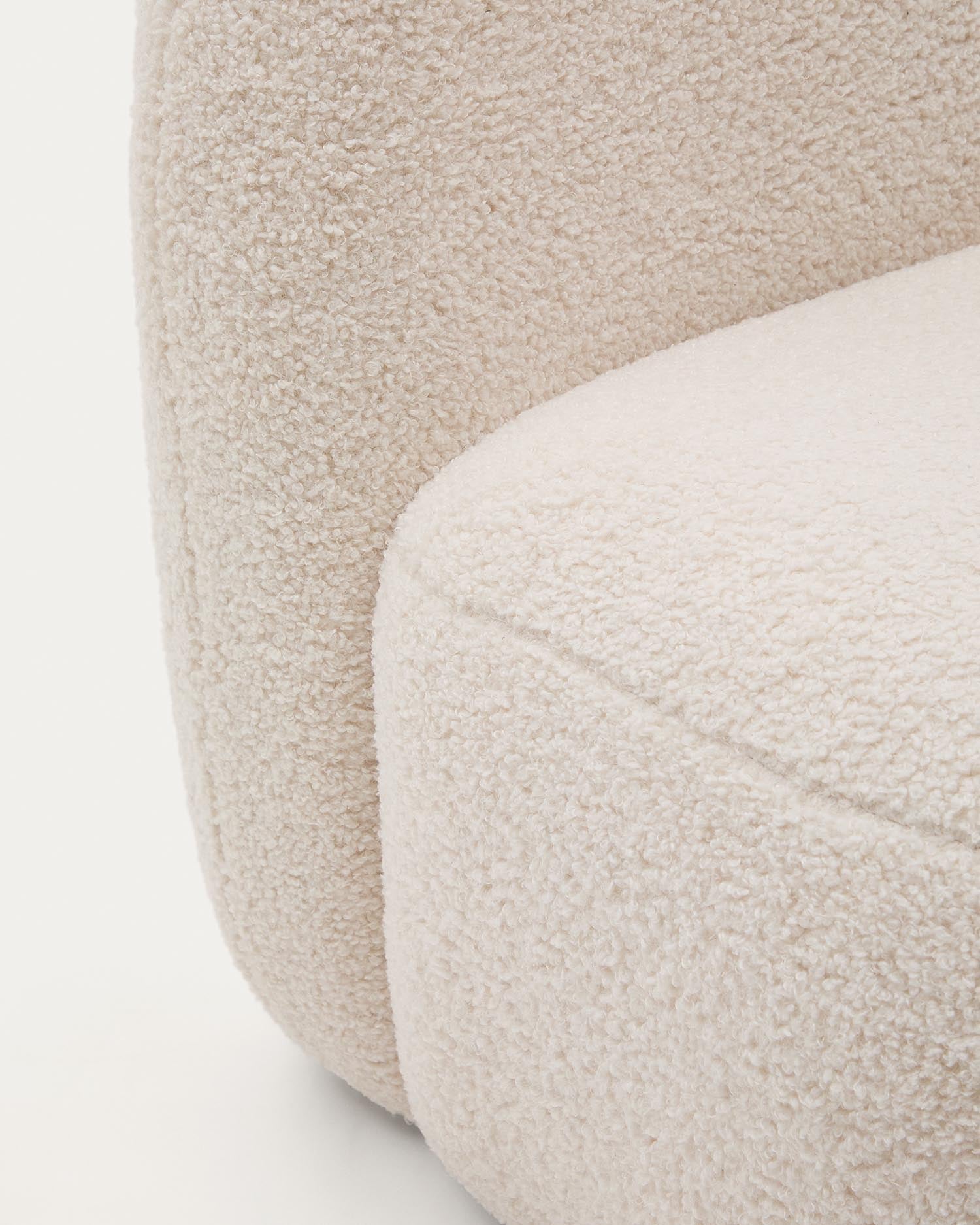 Der Kindersessel Bucky aus weißem Bouclé von Kave Home bietet Komfort und Nachhaltigkeit mit FSC-zertifiziertem Design.