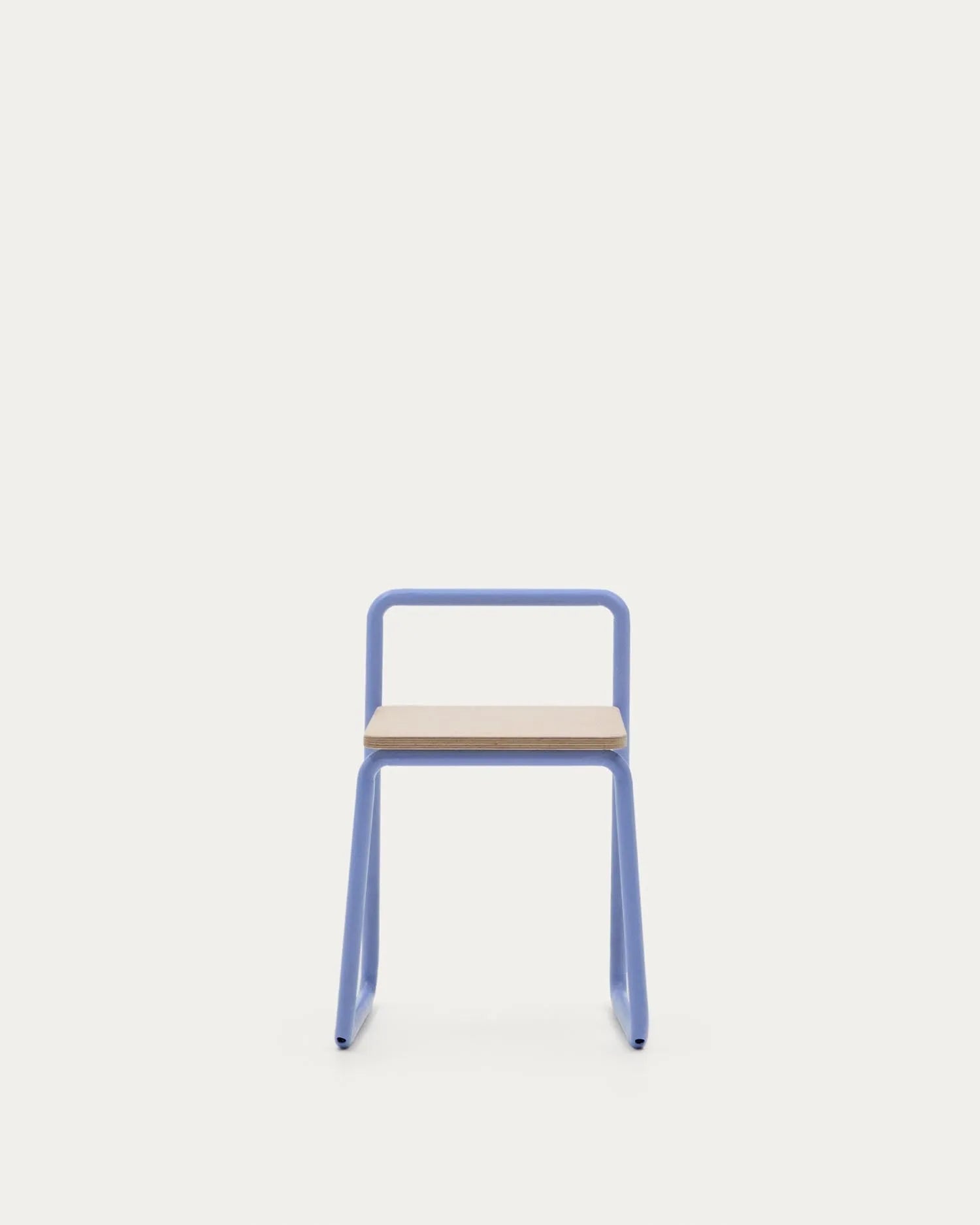 Der Tinn Stuhl kombiniert Eschenfurnier-Sitz mit blauem Metallgestell, ideal für stilvolle und moderne Wohnräume.