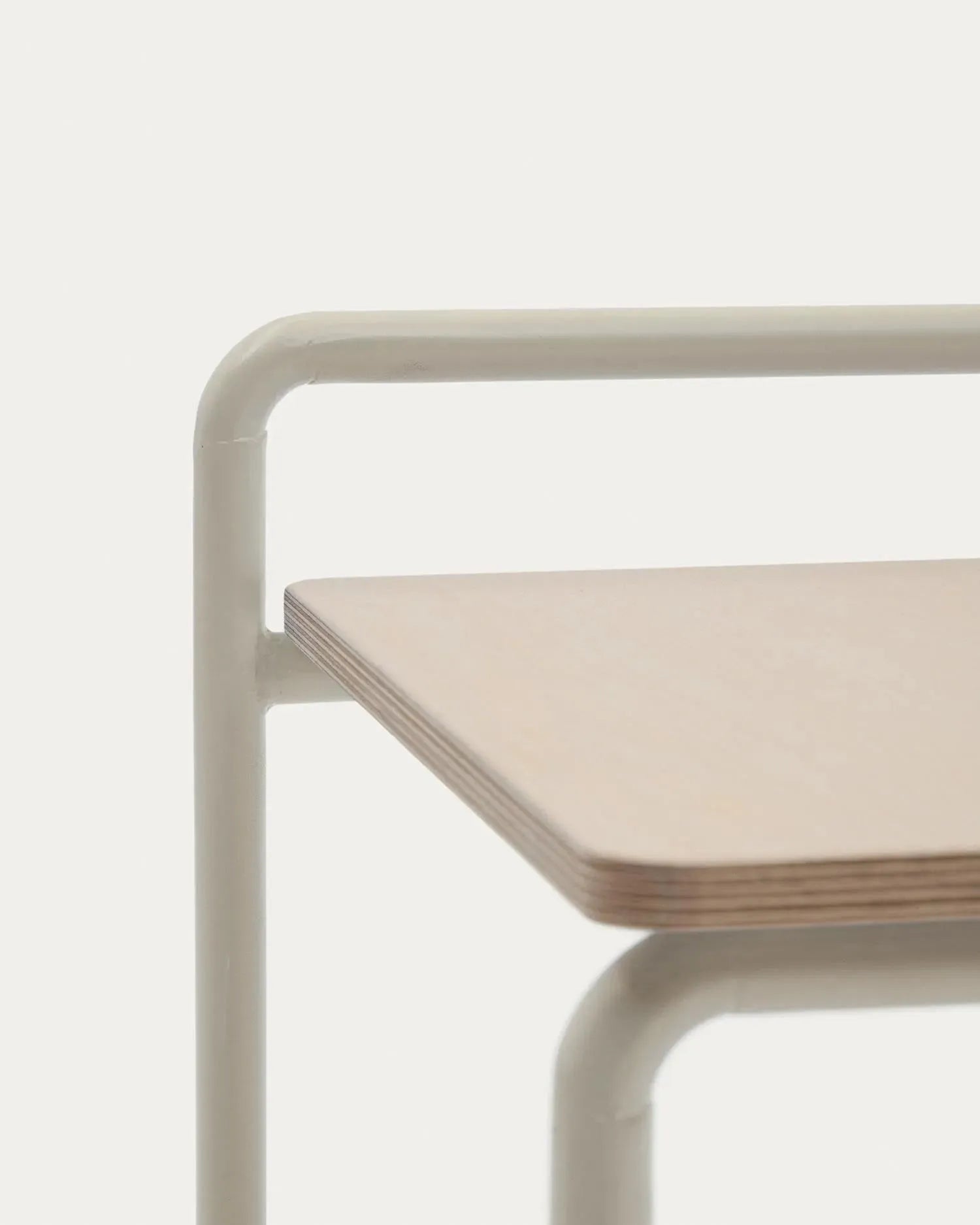 Eleganter Schreibtisch Tinn mit Eschenfurnier und beiger Metallstruktur, kompakt und modern, perfekt für stilvolle Arbeitsplätze.
