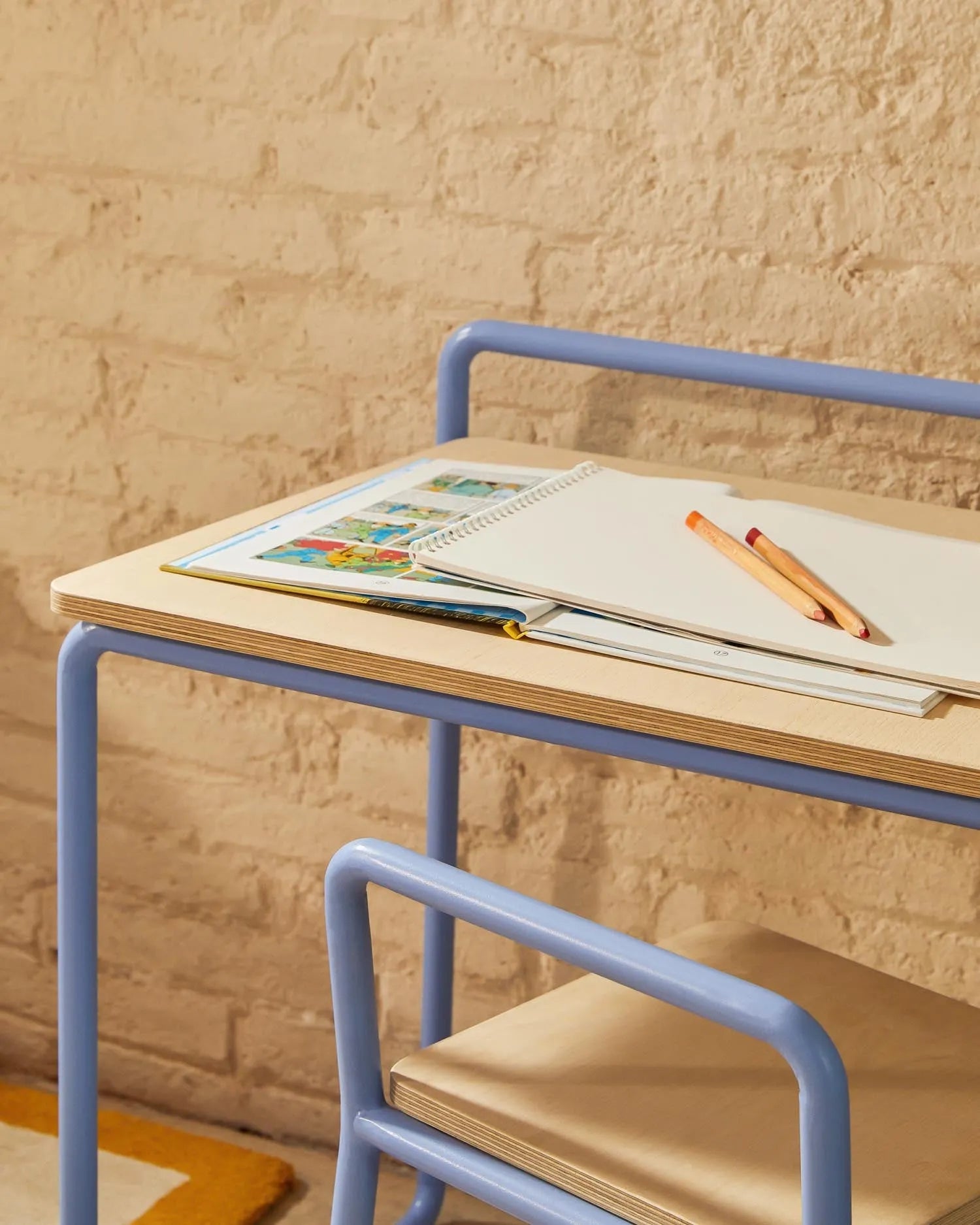 Eleganter Schreibtisch mit Eschenfurnier und blauem Metallgestell, ideal für kreative Projekte und modernes Arbeiten.