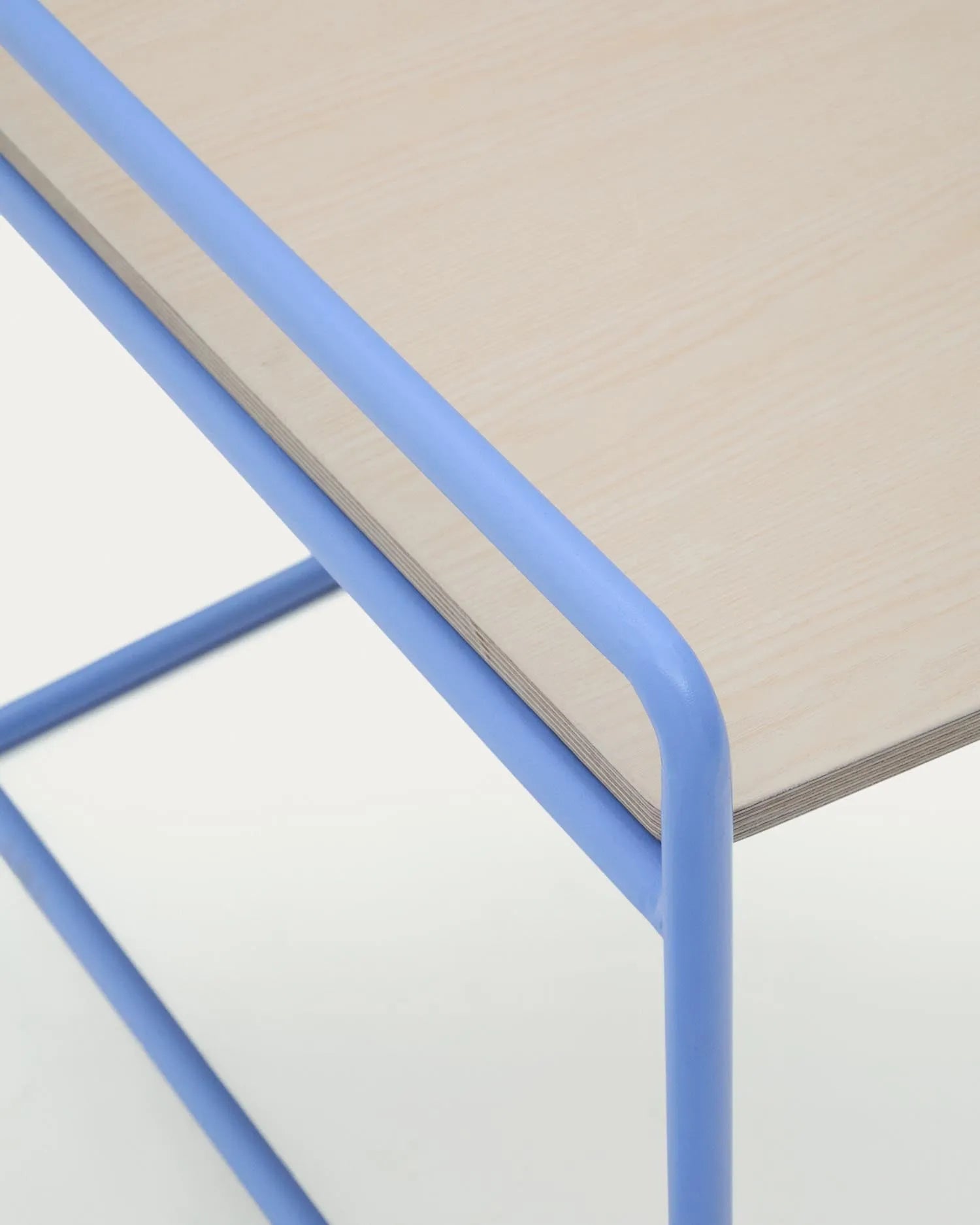 Eleganter Schreibtisch mit Eschenfurnier und blauem Metallgestell, ideal für kreative Projekte und modernes Arbeiten.