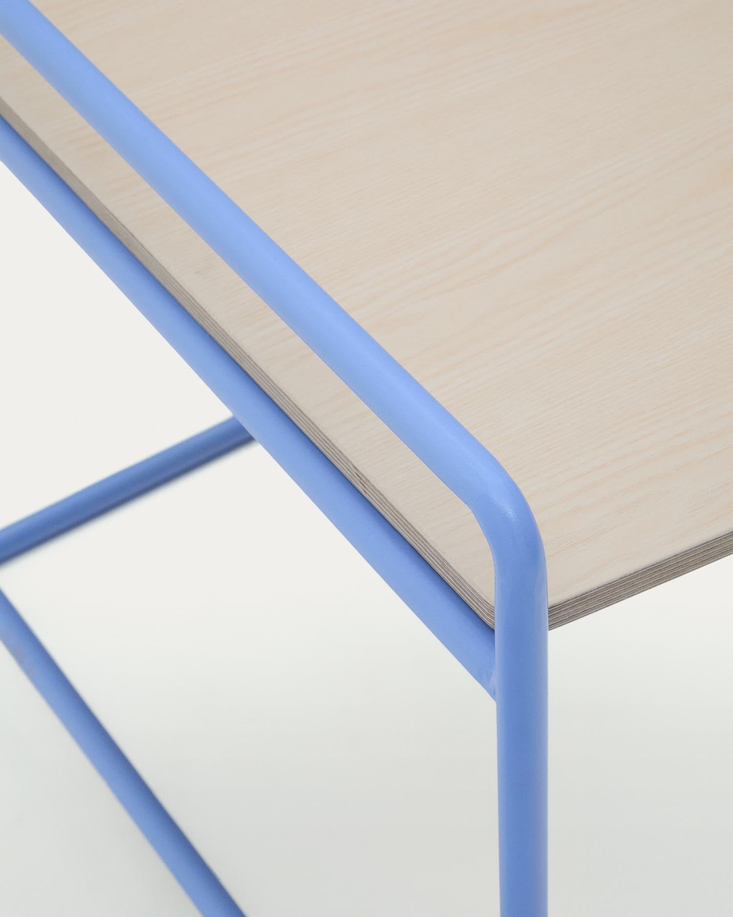 Eleganter Schreibtisch Tinn mit Eschenfurnier und blauem Metallgestell, kompakt und modern, perfekt für kleine Räume und stilvolles Arbeiten.
