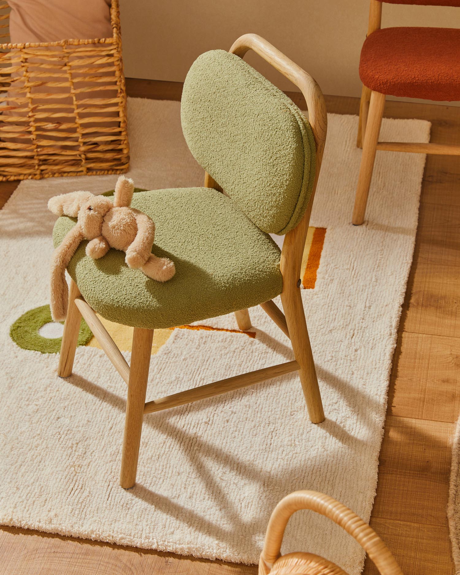 Entdecken Sie den Kinderstuhl Helda: Grüner Bouclé, robustes Eichenholz, ergonomisch gestaltet. Perfekt für kreative Kinder und nachhaltige Einrichtung.