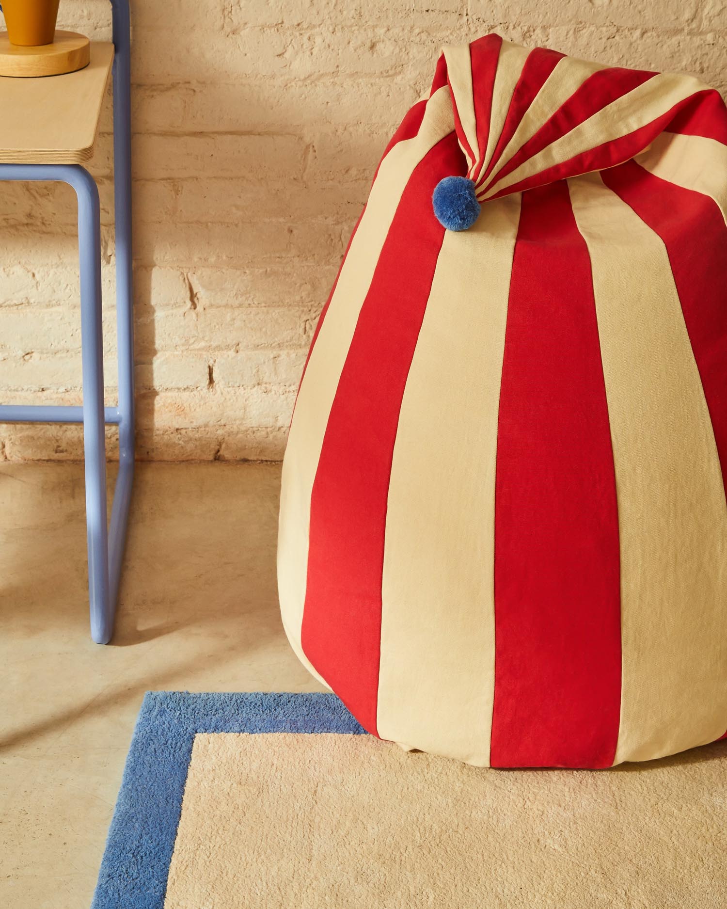 Bean bag Olvi made of cotton, red and beige with blue tassel Ø 60 cm