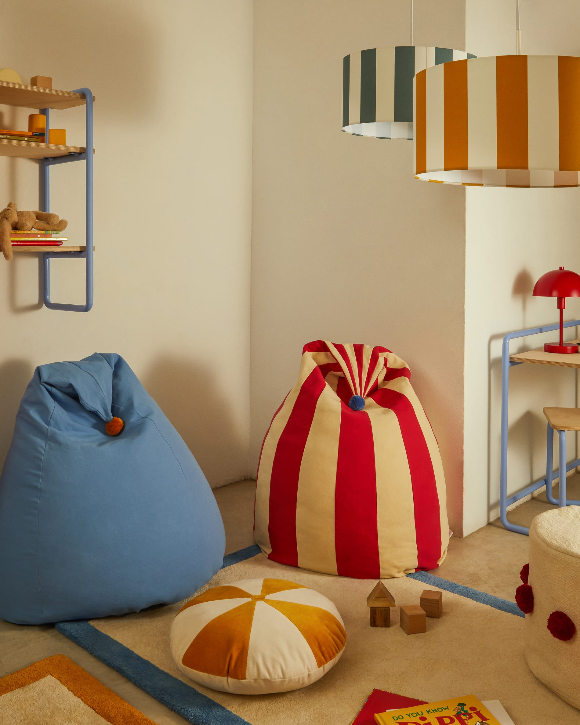 Moderner Sitzsack Olvi aus Baumwolle in Rot-Beige mit blauer Quaste, Ø 60 cm, ideal für stilvolle und bequeme Einrichtung.