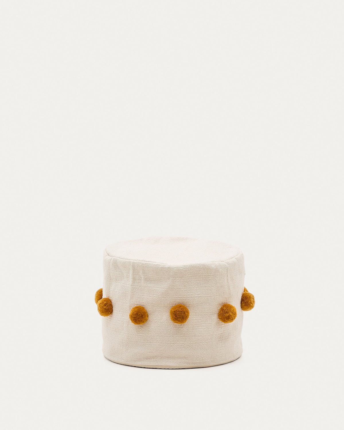 Sitzsack Manua aus Baumwolle beige mit senffarbenen Quasten Ø 40 cm in Senfgelb präsentiert im Onlineshop von KAQTU Design AG. Sitzsack ist von Kave Home