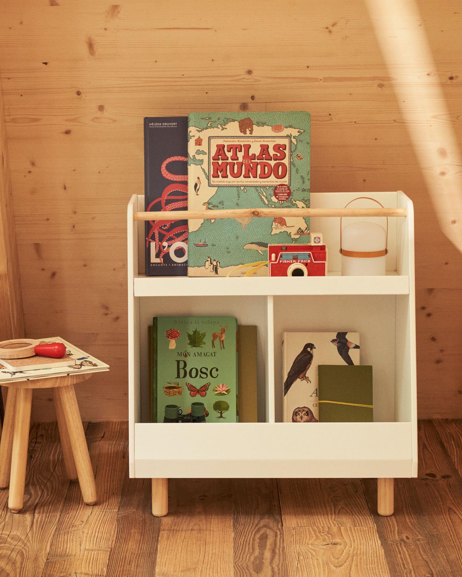 Serwa bookshelf made of <tc>wEIS</tc> MDF with legs and rod in solid pine wood