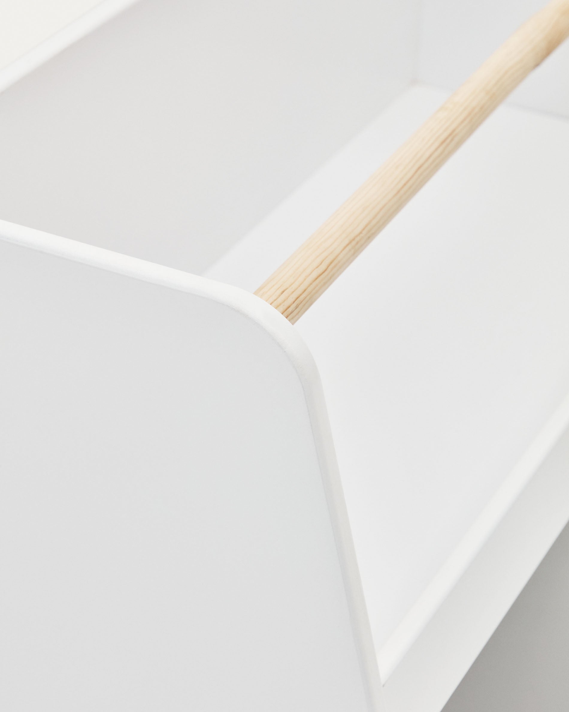 Elegantes Serwa Bücherregal aus weißem MDF mit robusten Kiefernholzbeinen und Stange, ideal für stilvolle Aufbewahrung.