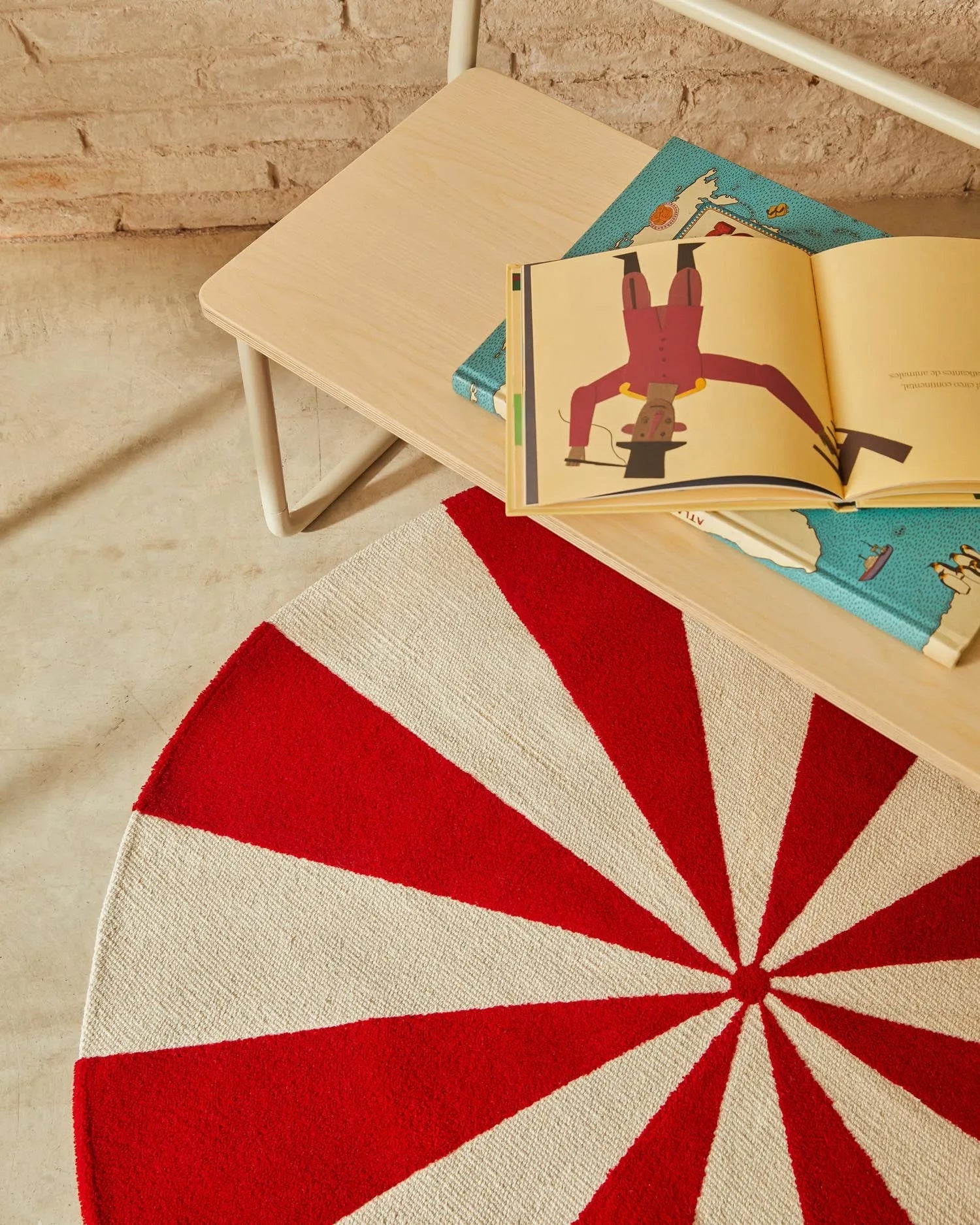 Runder Teppich Wirla aus Baumwolle, Ø 100 cm, in Beige und Rot. Perfekt für ein stilvolles und gemütliches Ambiente.
