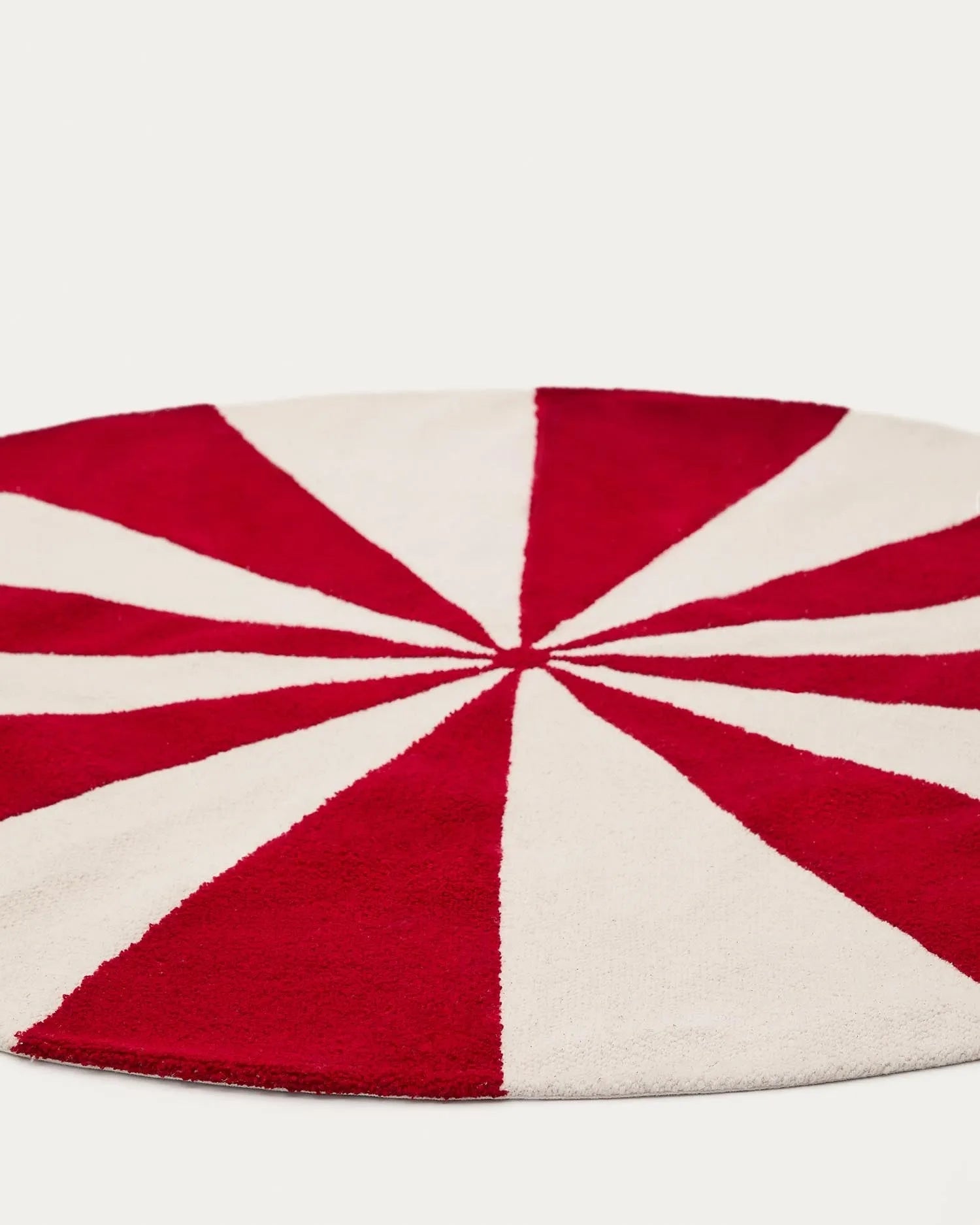 Runder Teppich Wirla aus Baumwolle, Ø 100 cm, in Beige und Rot. Perfekt für ein stilvolles und gemütliches Zuhause.